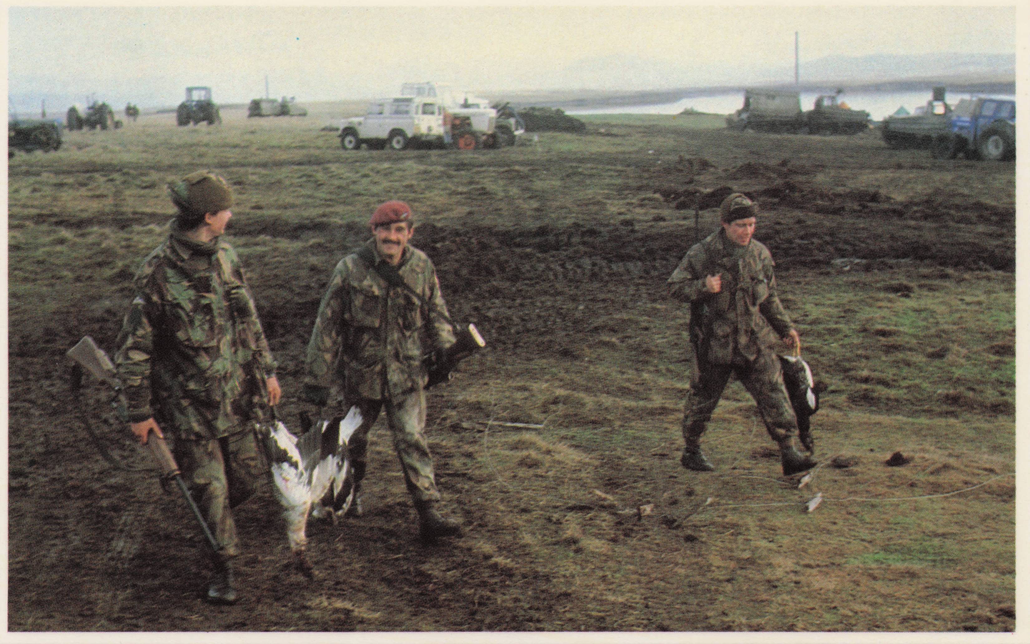 Falklands War Soldiers Foraging Geese For Goose Green Military Postcard