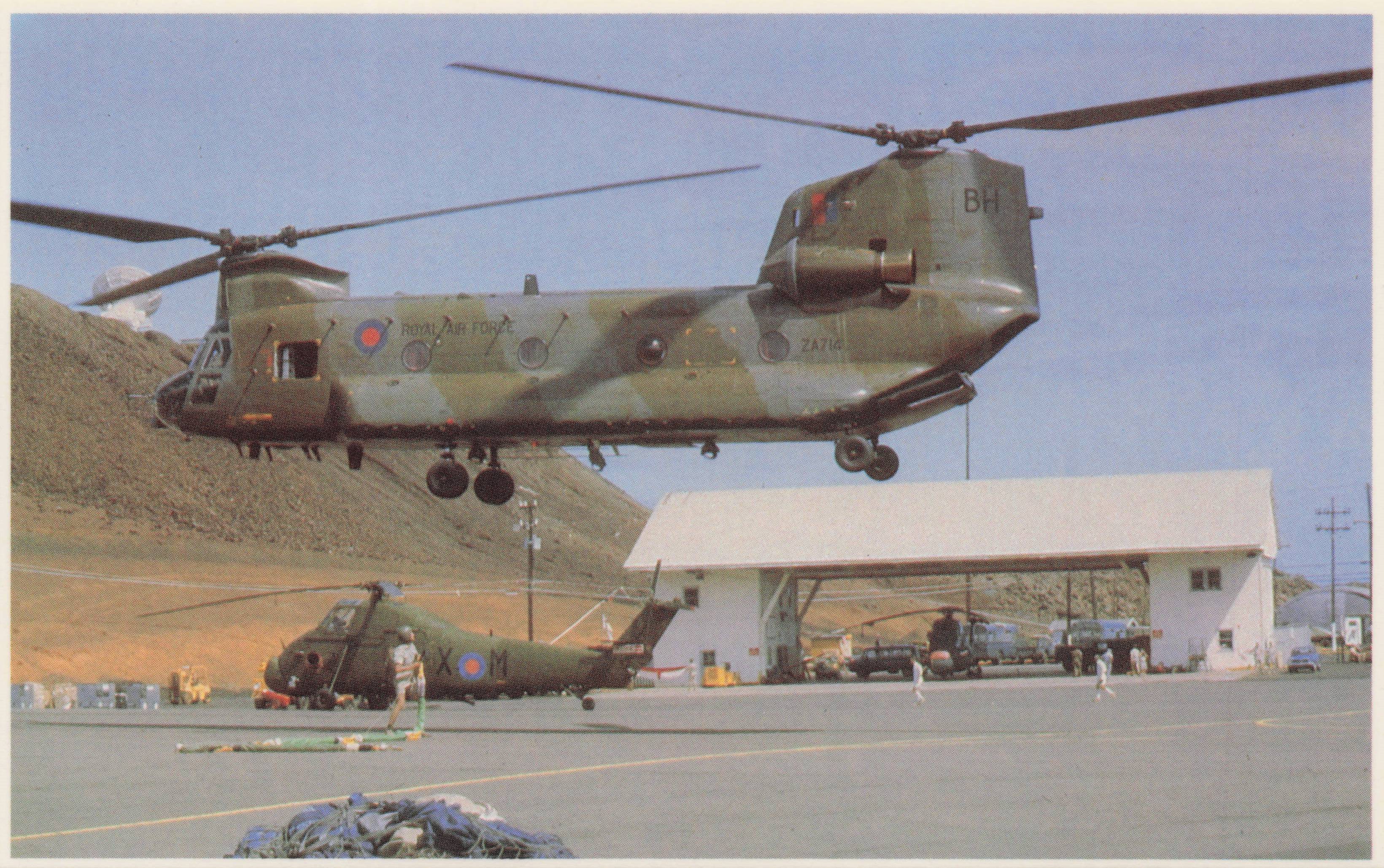 Falklands War British Chinook Heavy Transport Helicopter Military Postcard