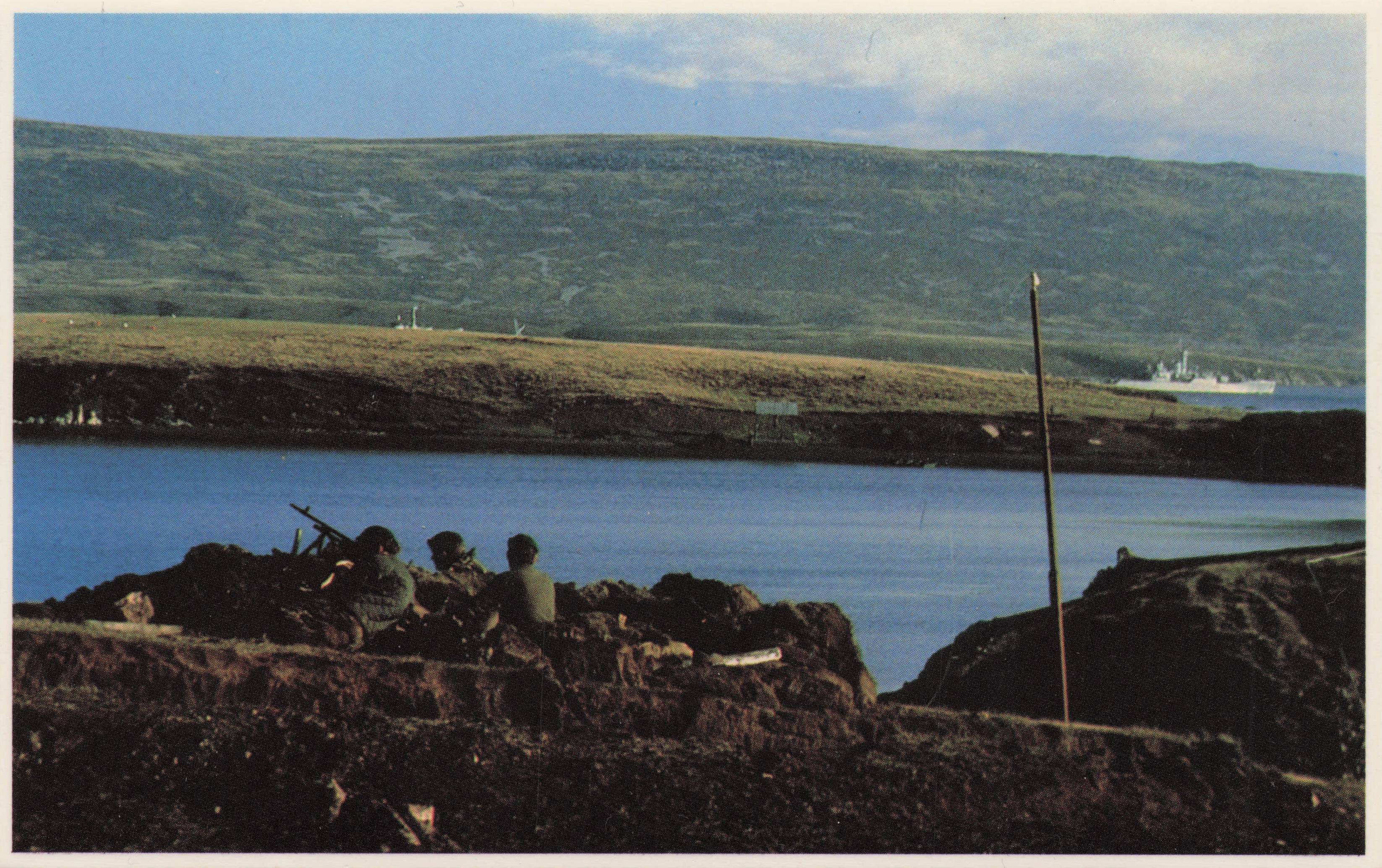 Falklands War British Troops Celebrate With Guinness San Carlos Military Postcard