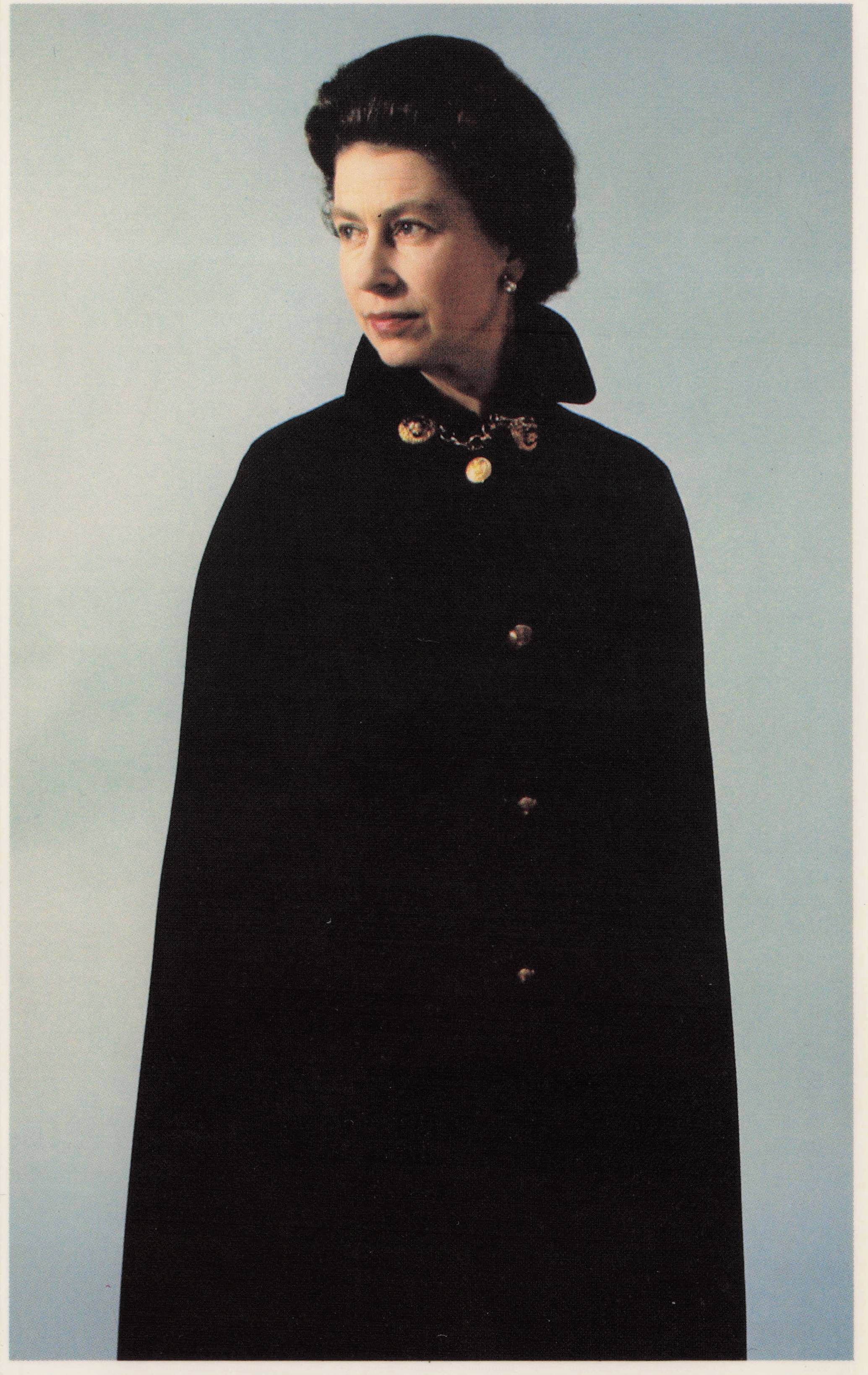 Cecil Beaton Royal Portrait Studio Session 1968 Queen Elizabeth II Rare Postcard
