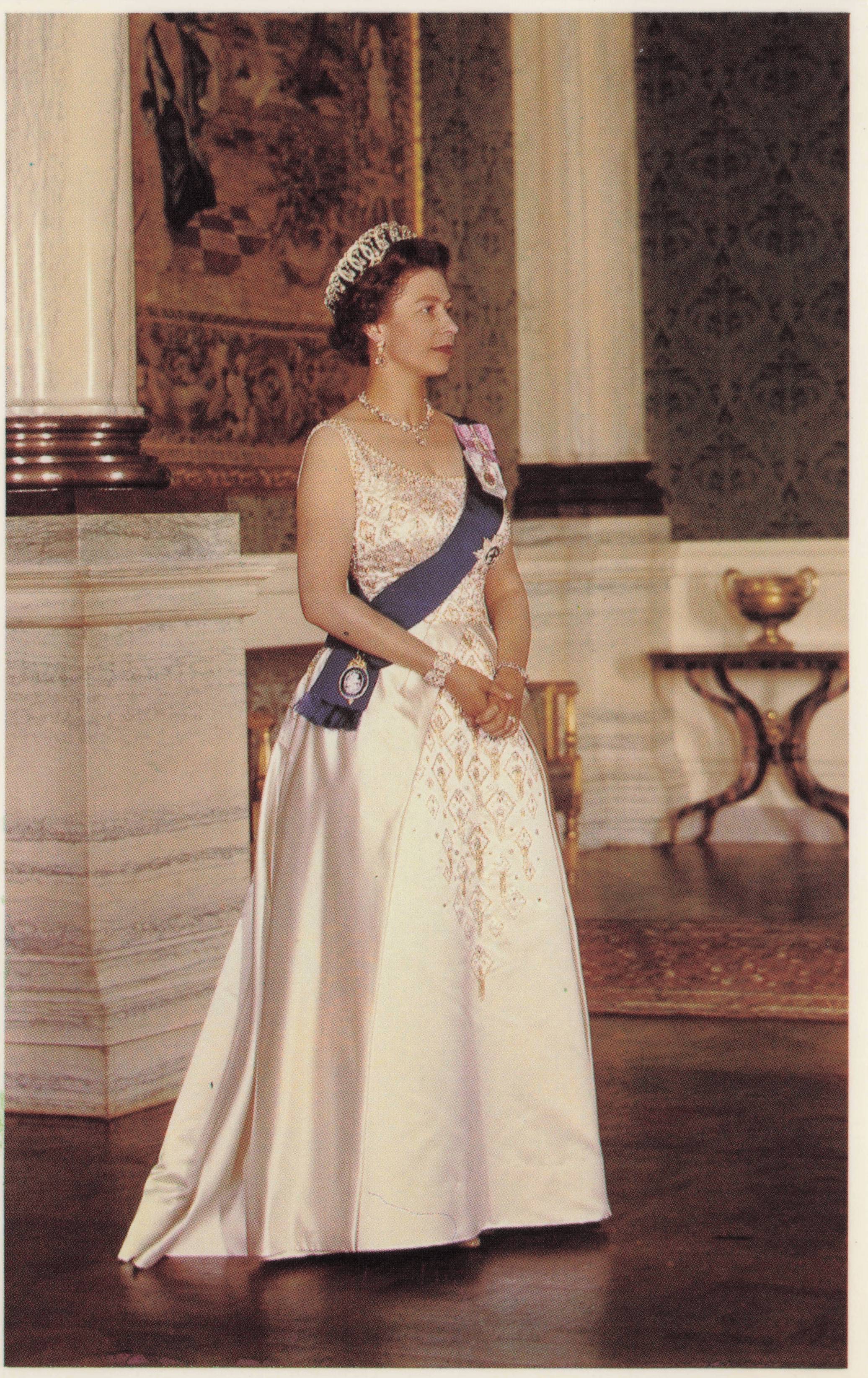 Buckingham Palace Royal Portrait 1966 Queen Elizabeth II Rare Postcard