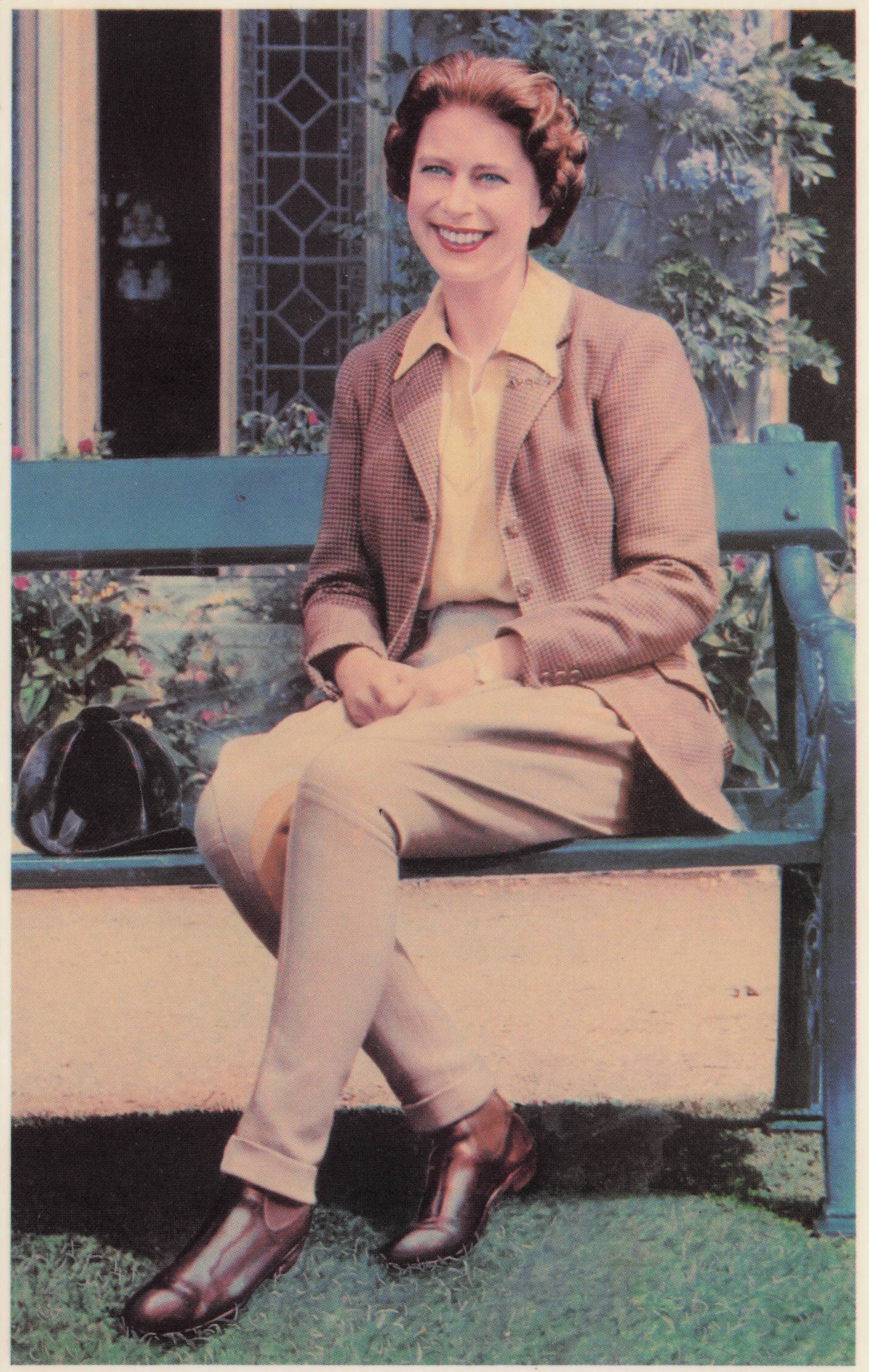 Windsor Castle Lawn Portrait Photo May 1954 Queen Elizabeth II Rare Postcard