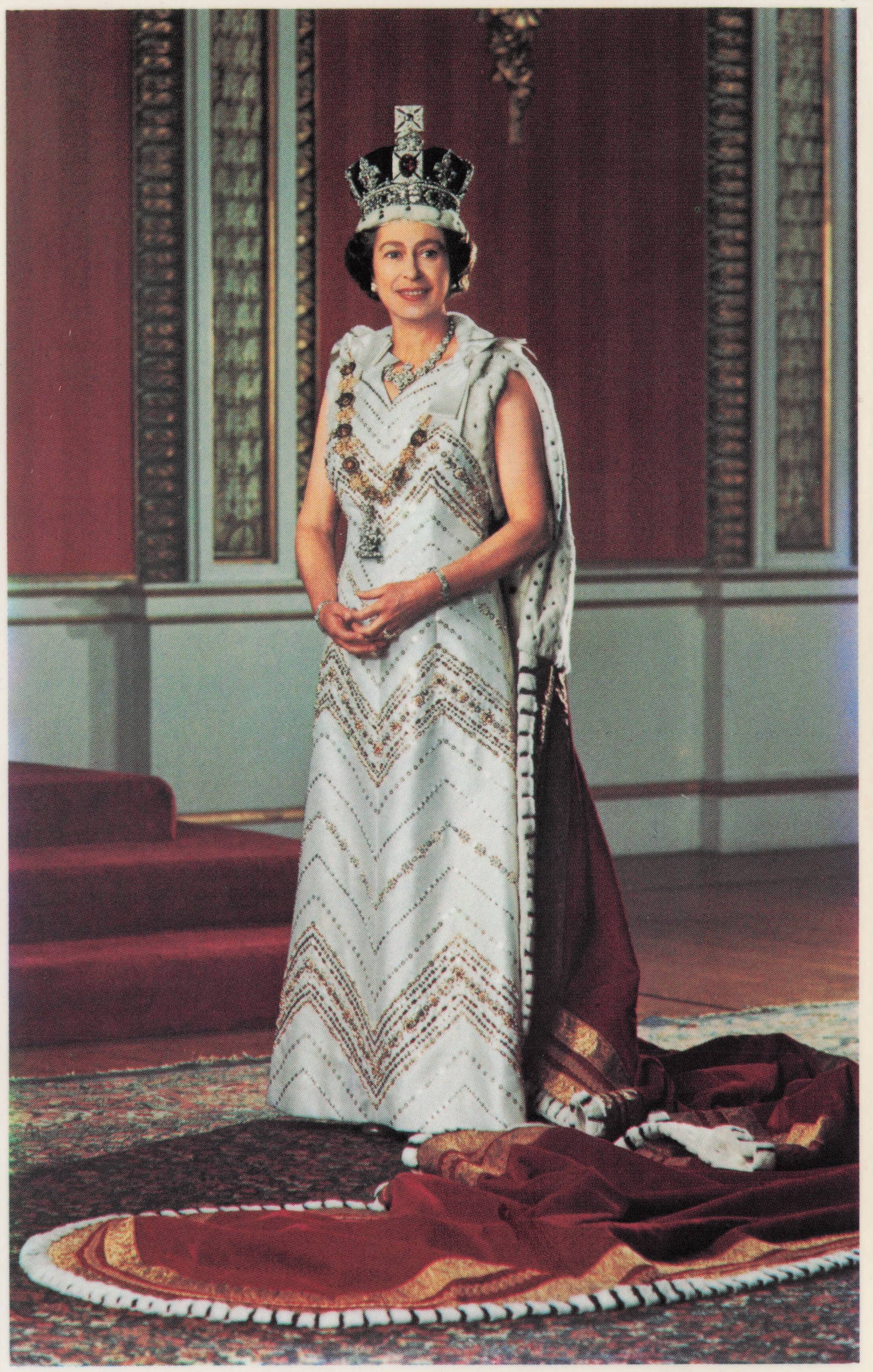 Queen Elizabeth II Silver Jubilee Official 1977 Portrait Royal Photo Postcard
