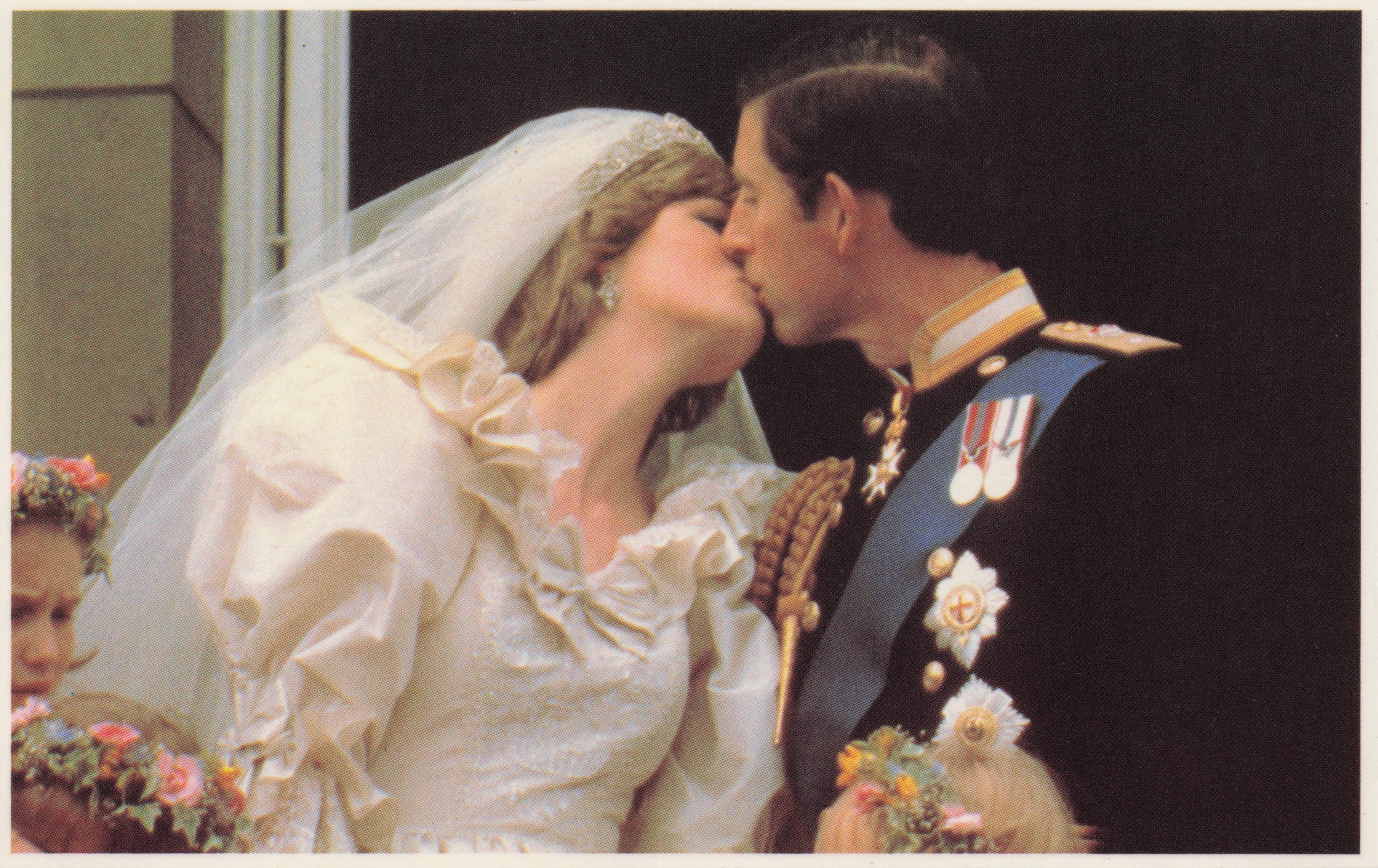 Prince Charles Princess Diana Balcony Kiss Wedding Day Royal Photo Postcard