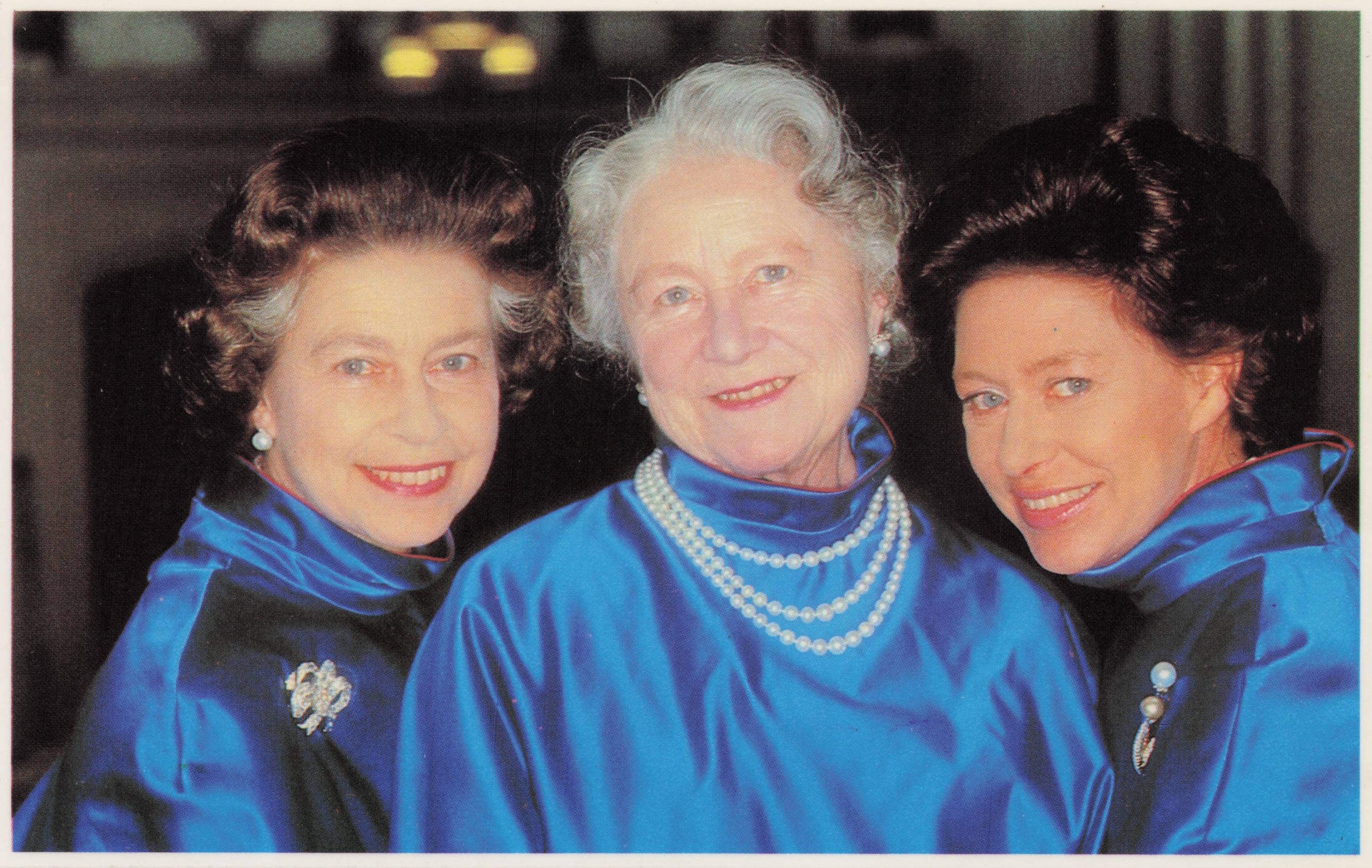 Queen Mother 80th Birthday Group Norman Parkinson Portrait Photo Postcard