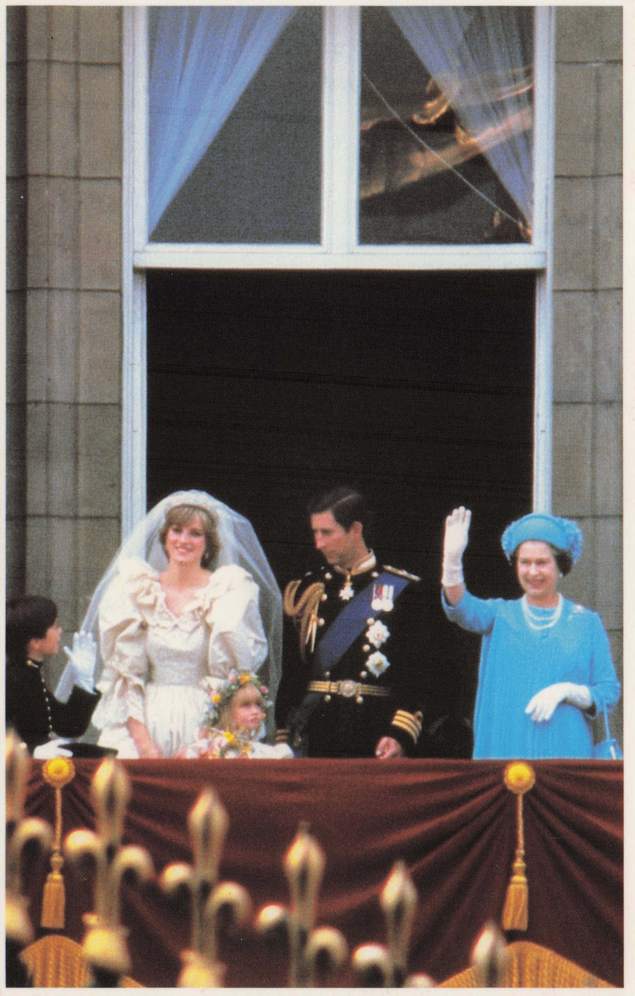 Balcony Buckingham Palace Queen Elizabeth II Wave Royal Wedding Postcard