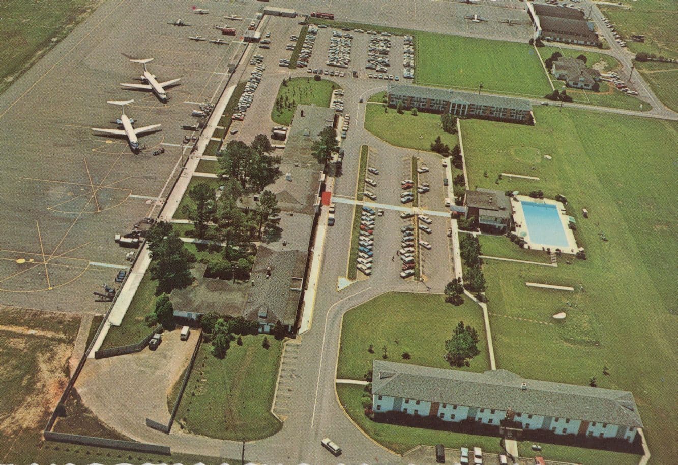 AK Flugzeug Airport The Continental Airport Hotel Georgia Postcard