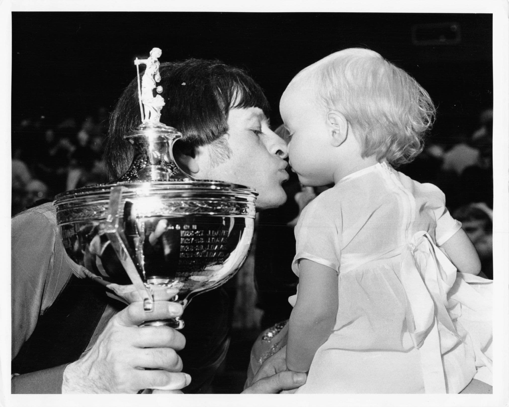 Alex Higgins 1982 Snooker World Champion Trophy Win 10x8 Press Photo