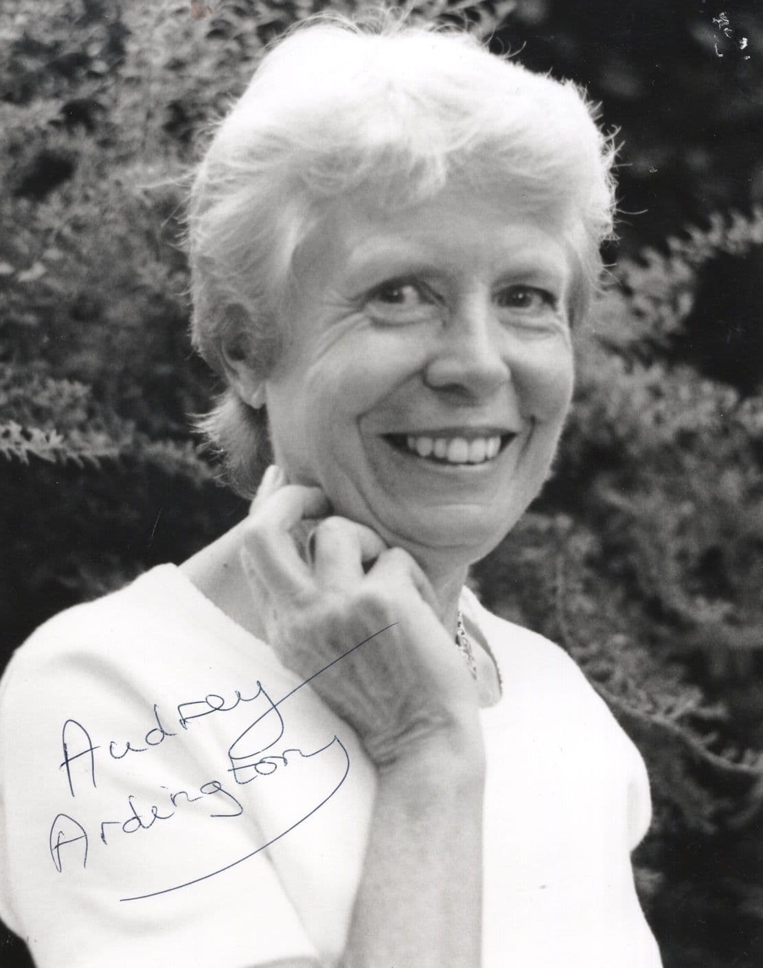 Audrey Ardington Sarah Jane Adventures Dr Who 8x6 Hand Signed Photo