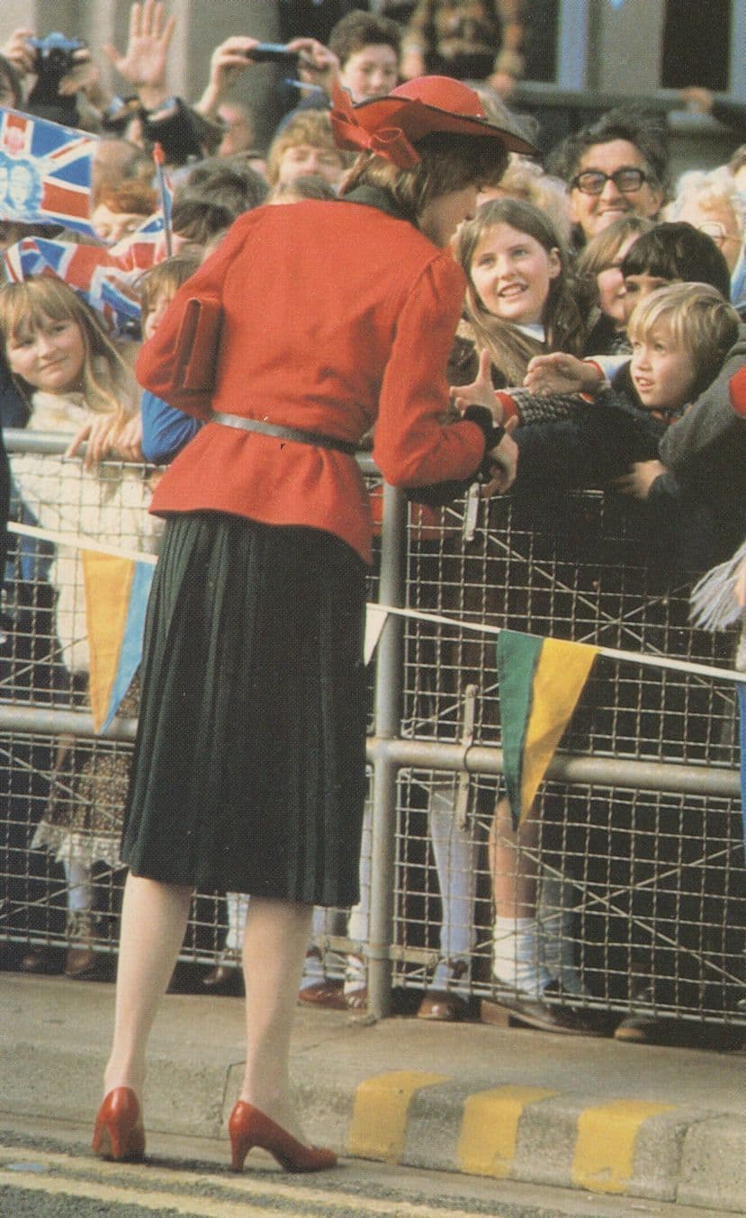 Children Crazy at Princess Diana Caernarvon Wales 1981 Postcard