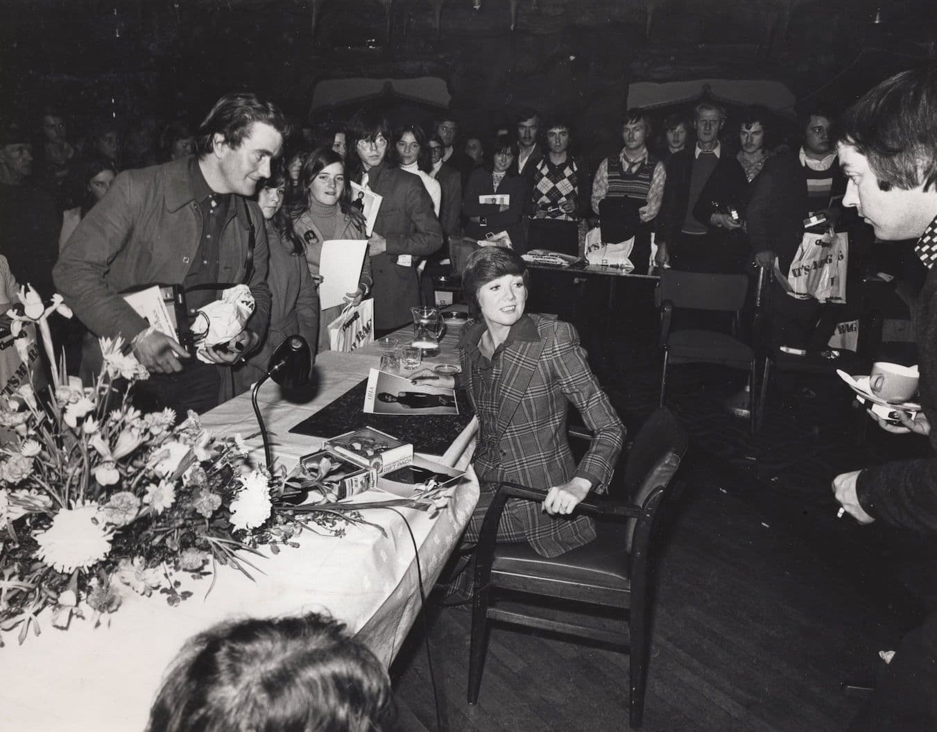 Cilla Black Signing Autographs 1973 Vintage 10x8 Press Photo