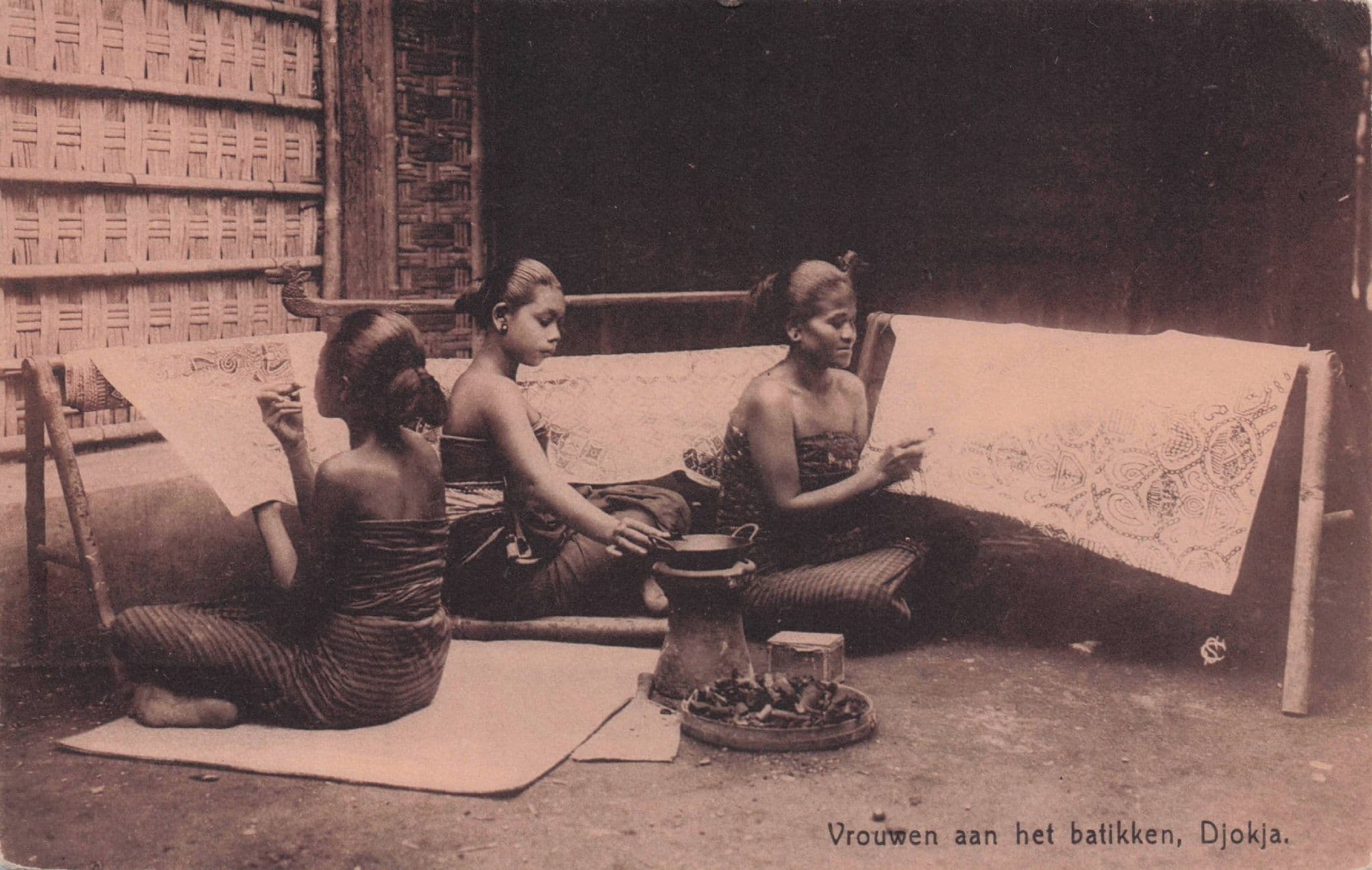 Javaansche Vrouwen Het Batikken Indonesia Ethnic Crafts Old Postcard