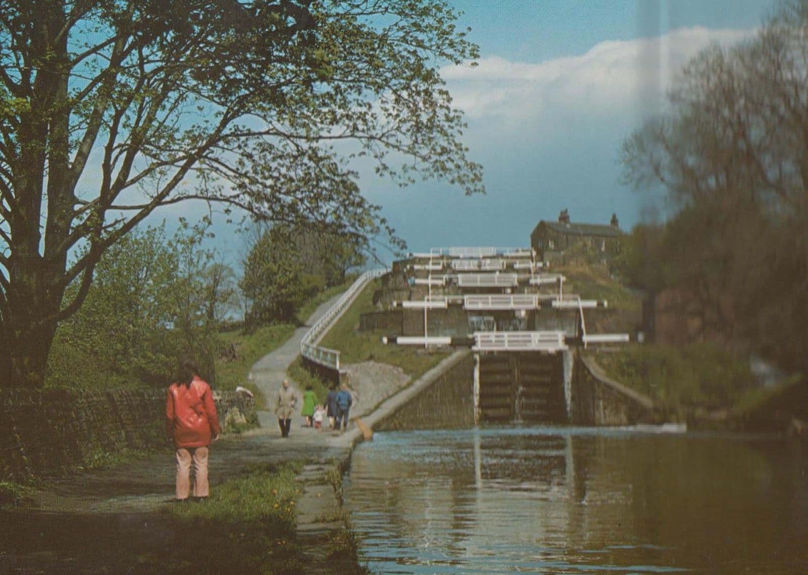 Liverpool Five Rise Flight Of Locks Bingley Yorkshire Canal 1980s Postcard
