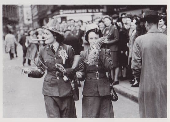Picadilly Circus London Street VE Day Celebrations War Military WW2 Postcard