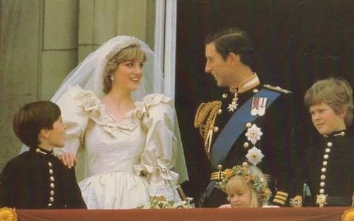 Princess Diana Prince Charles Waving At Balcony Wedding Royal Postcard