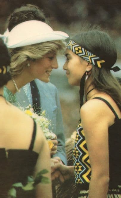 Princess Diana Rubbing Noses With Maori Warrior New Zealand Postcard
