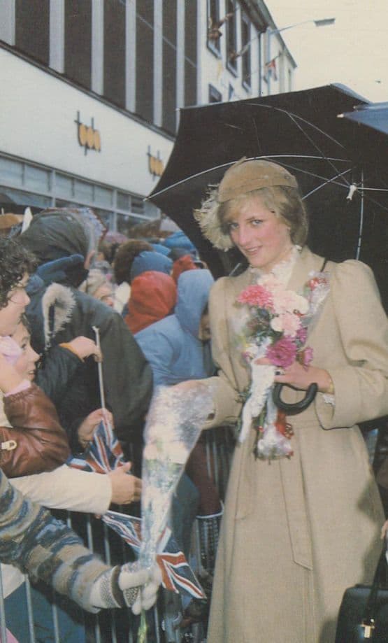 Princess Diana Shopping In London St Davids Rain Royal Wedding 1982 Postcard