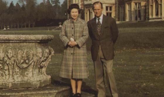 Queen Elizabeth at the Cenotaph Remembrance Sunday 1981 Royal Souvenir Postcard