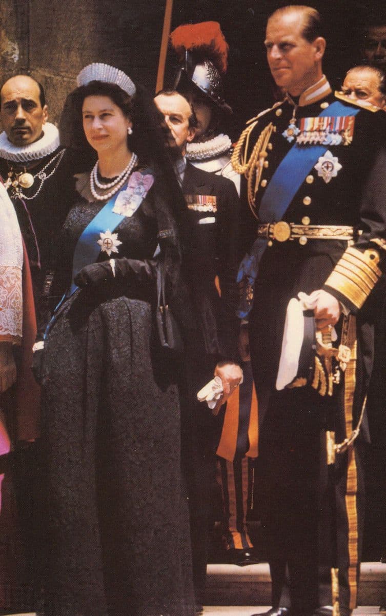 Queen Elizabeth II with Pope John in 1961 Postcard