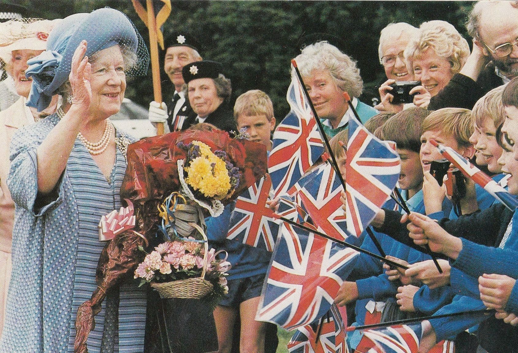Queen Mother in Derby With Australia Schoolchildren 1990 Postcard