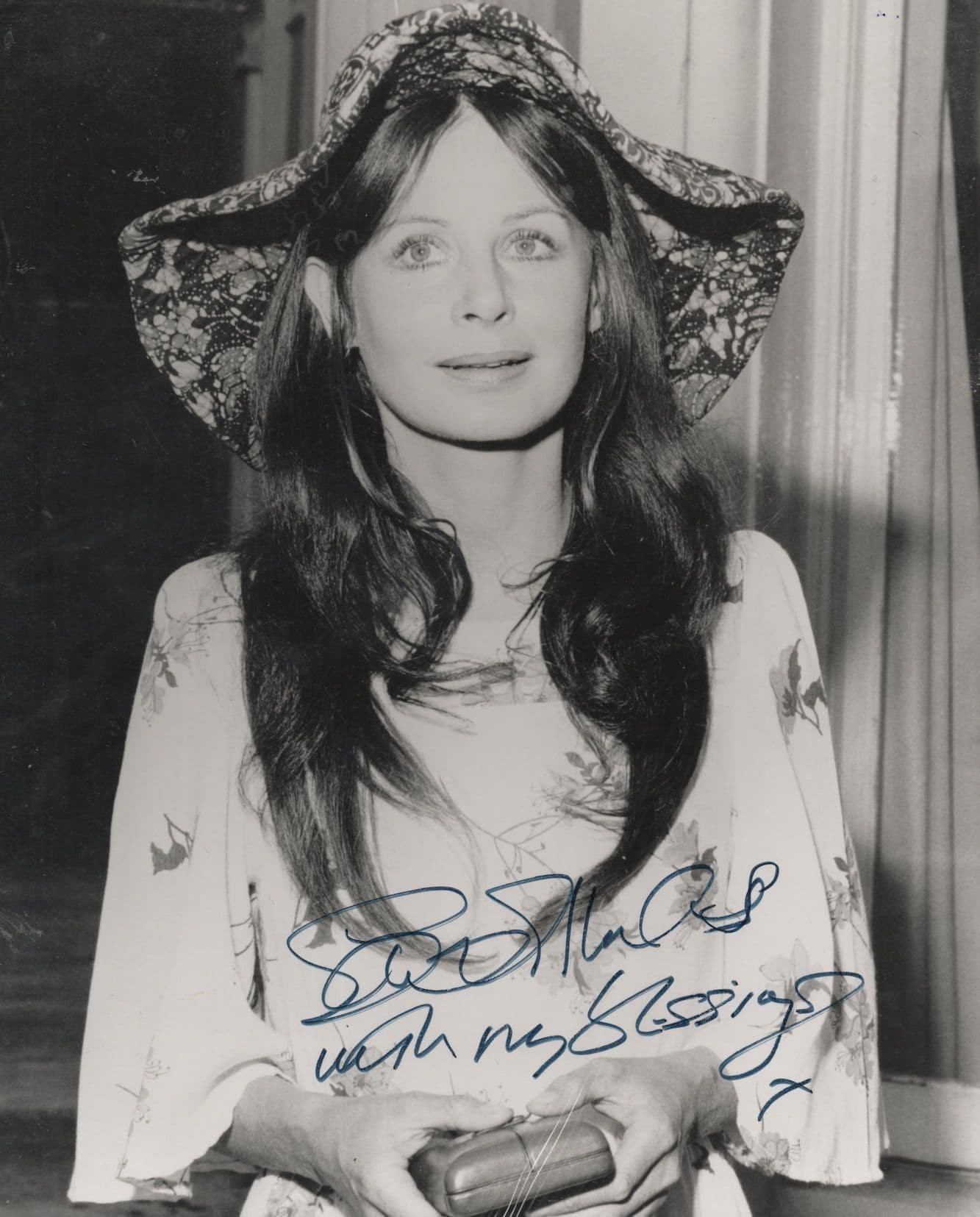 Sarah Miles 10x8 Stunning Vintage Large Hand Signed Photo
