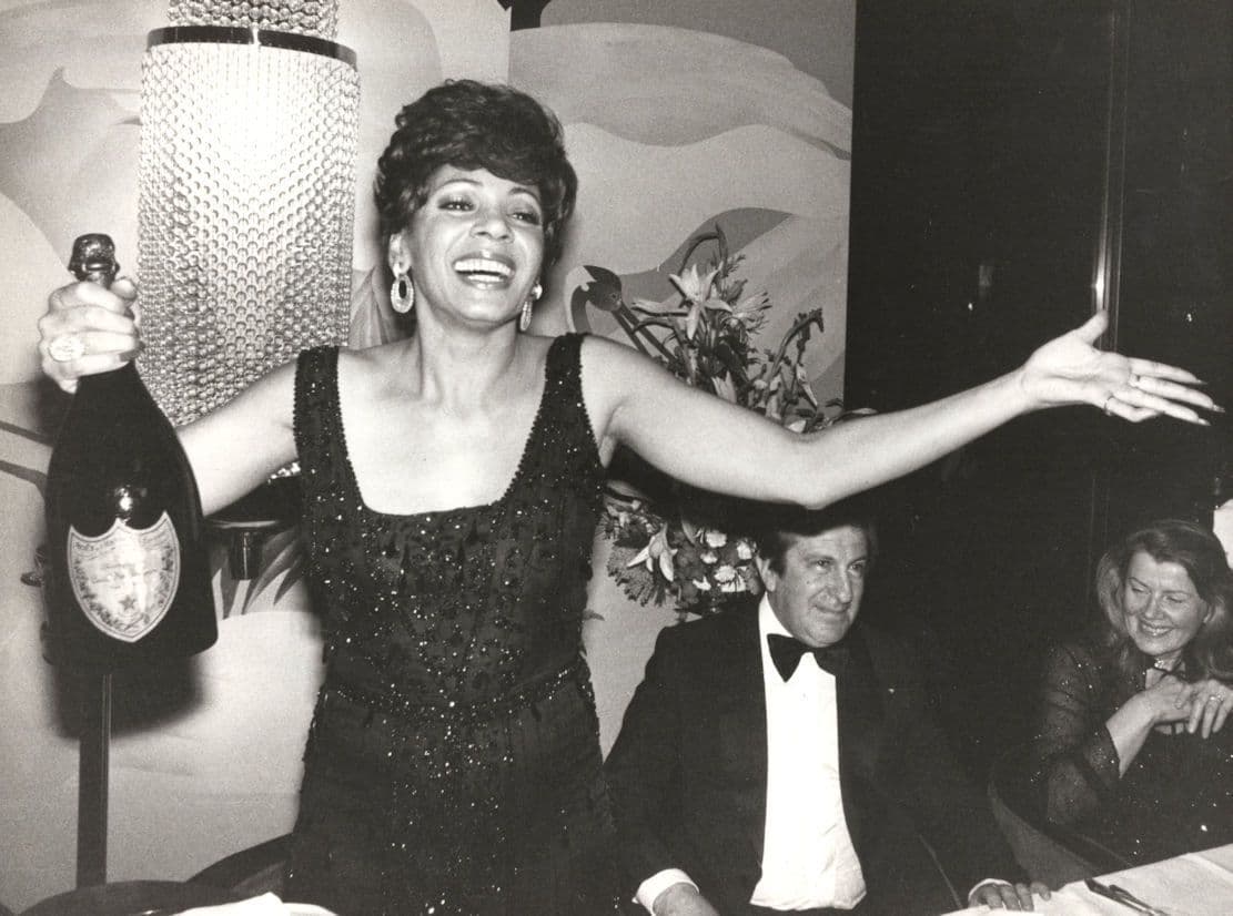 Shirley Bassey Bottle Of Champagne Kensington 25 Years Party 10x8 Press Photo