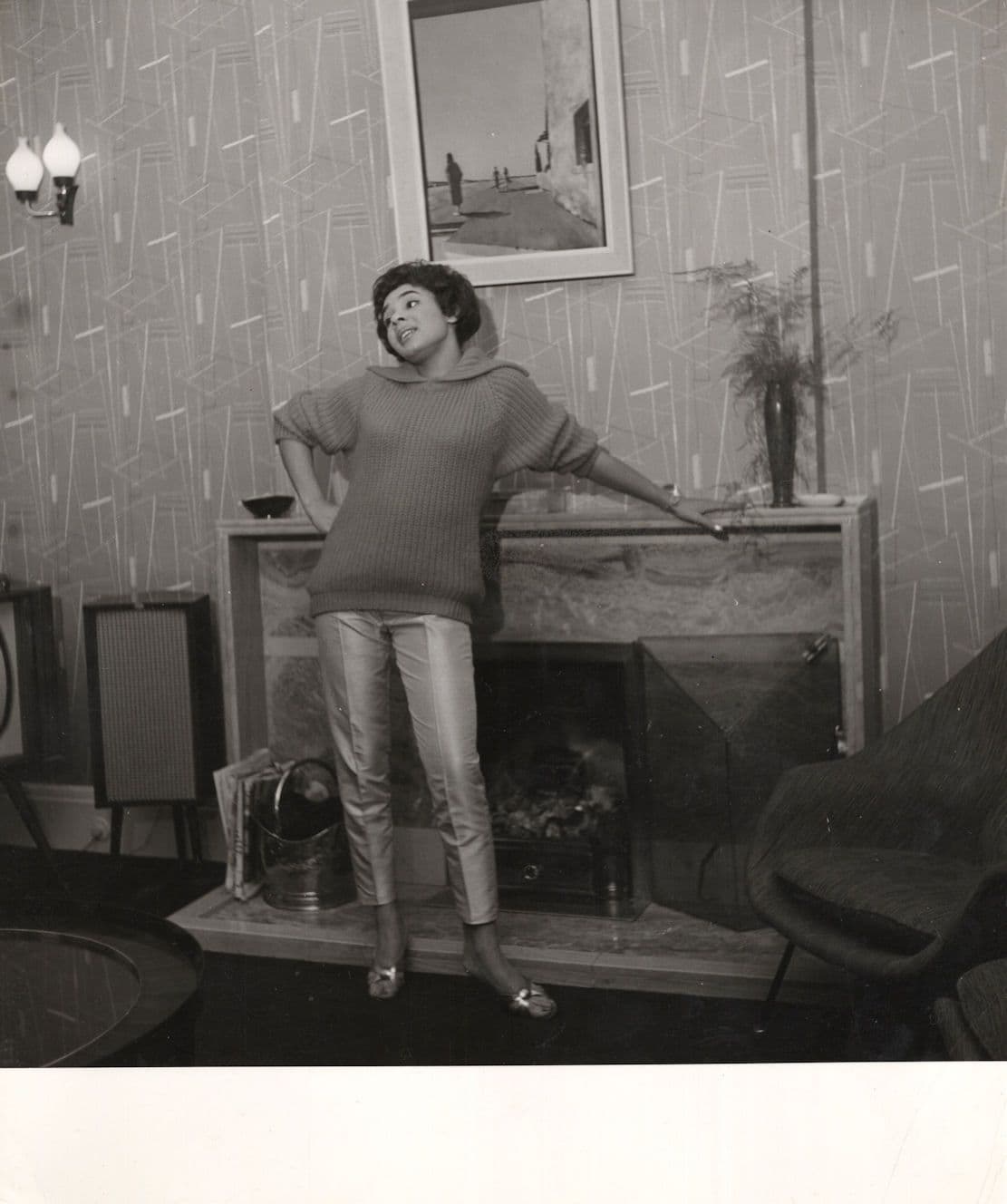 Shirley Bassey By Fireplace Vintage 9x7 Old Press Photo