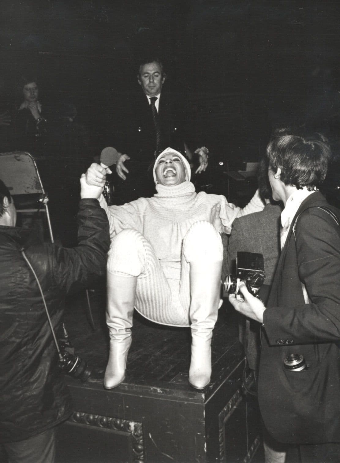 Shirley Bassey Disaster Collapsing at Live London Concert Press Photo
