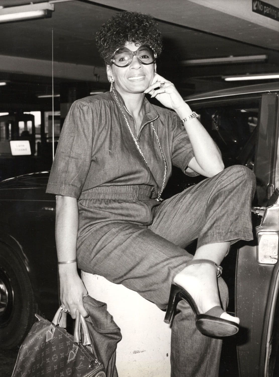 Shirley Bassey Heathrow Airport Luggage Control Delay 1980 Funny Press Photo