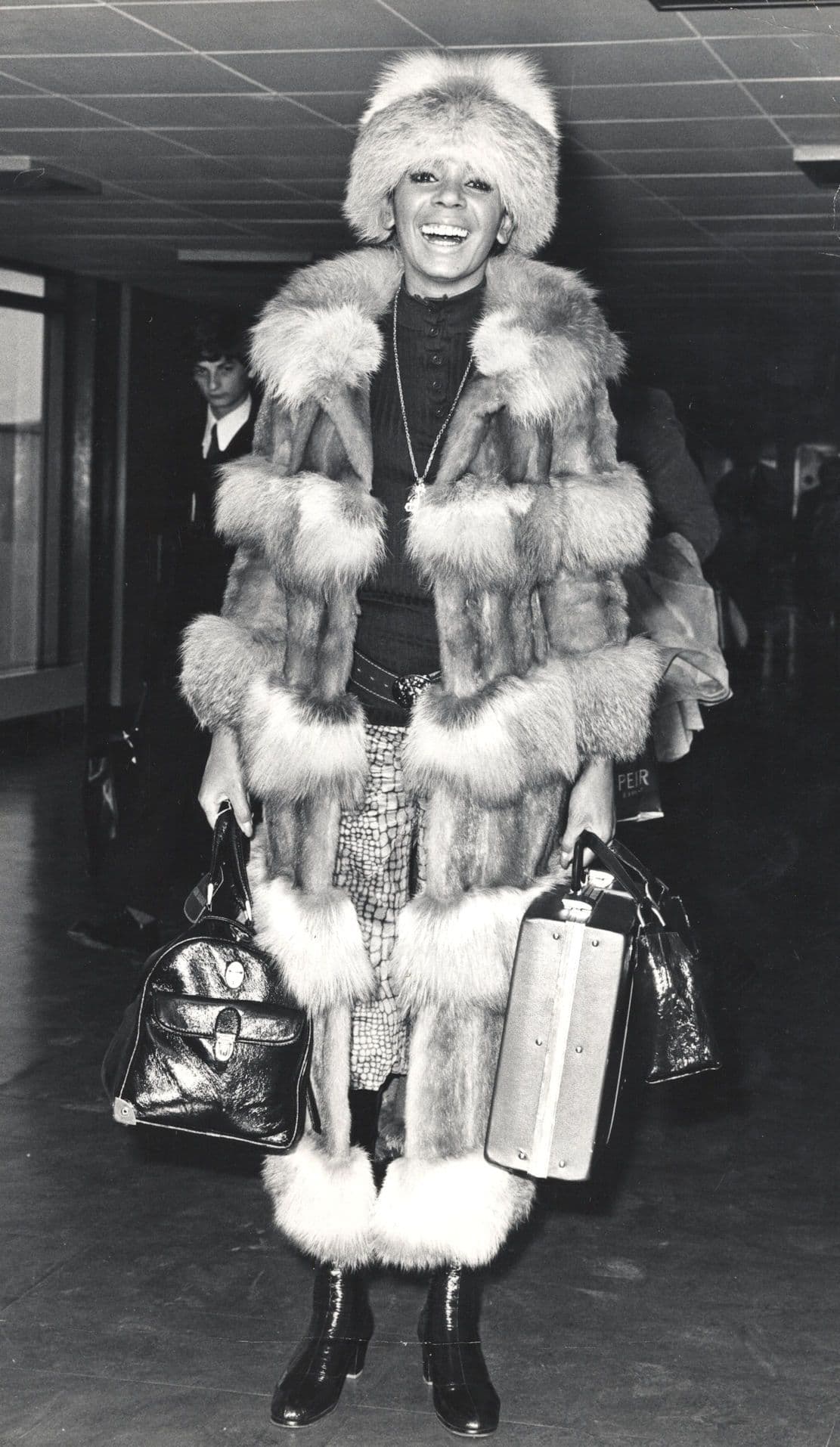 Shirley Bassey Wearing Squirrel Fur Coat 1970 Heathrow Airport Press Photo