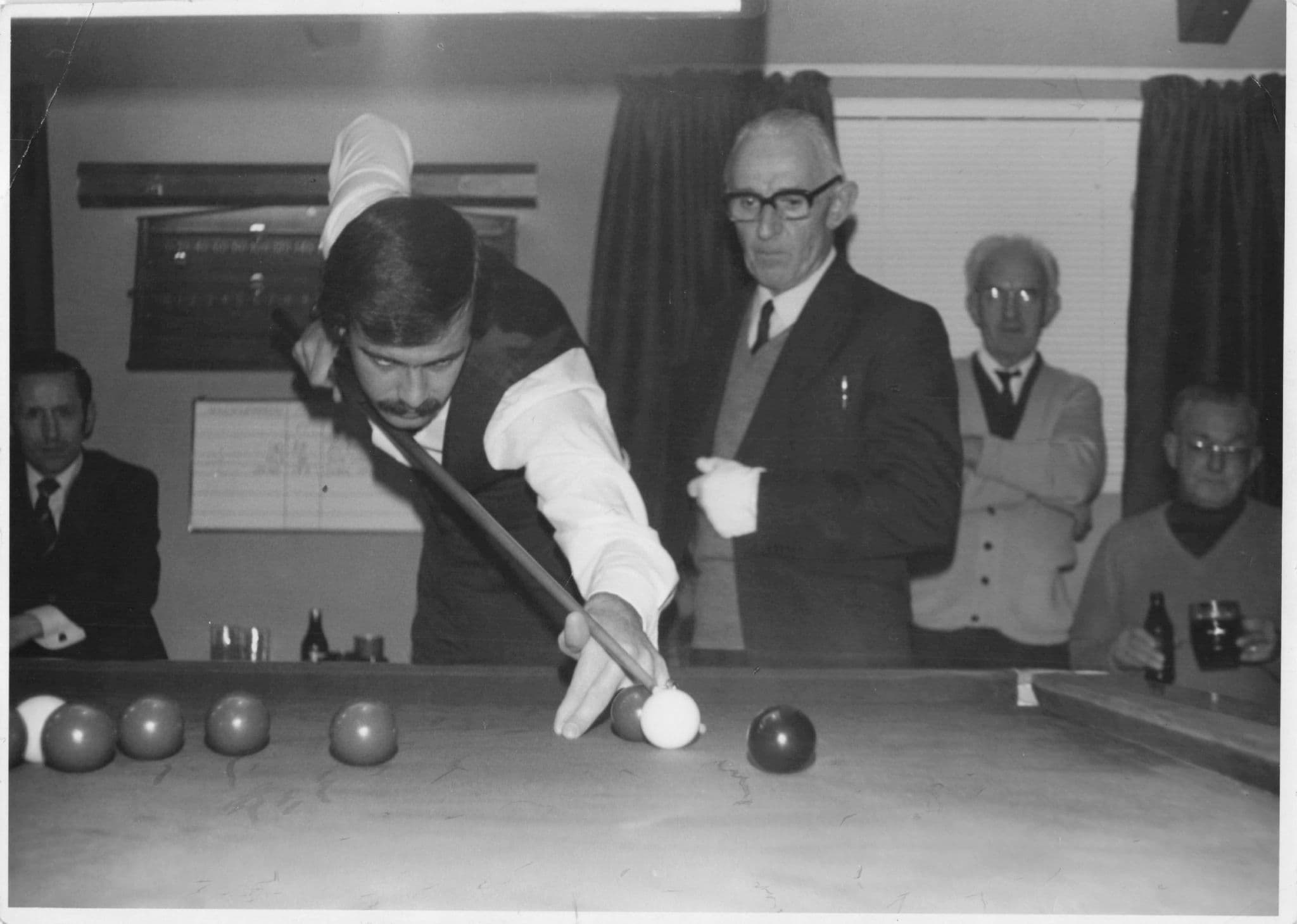 Snooker Referee Watches Willie Thorne Pub Game Press Photo