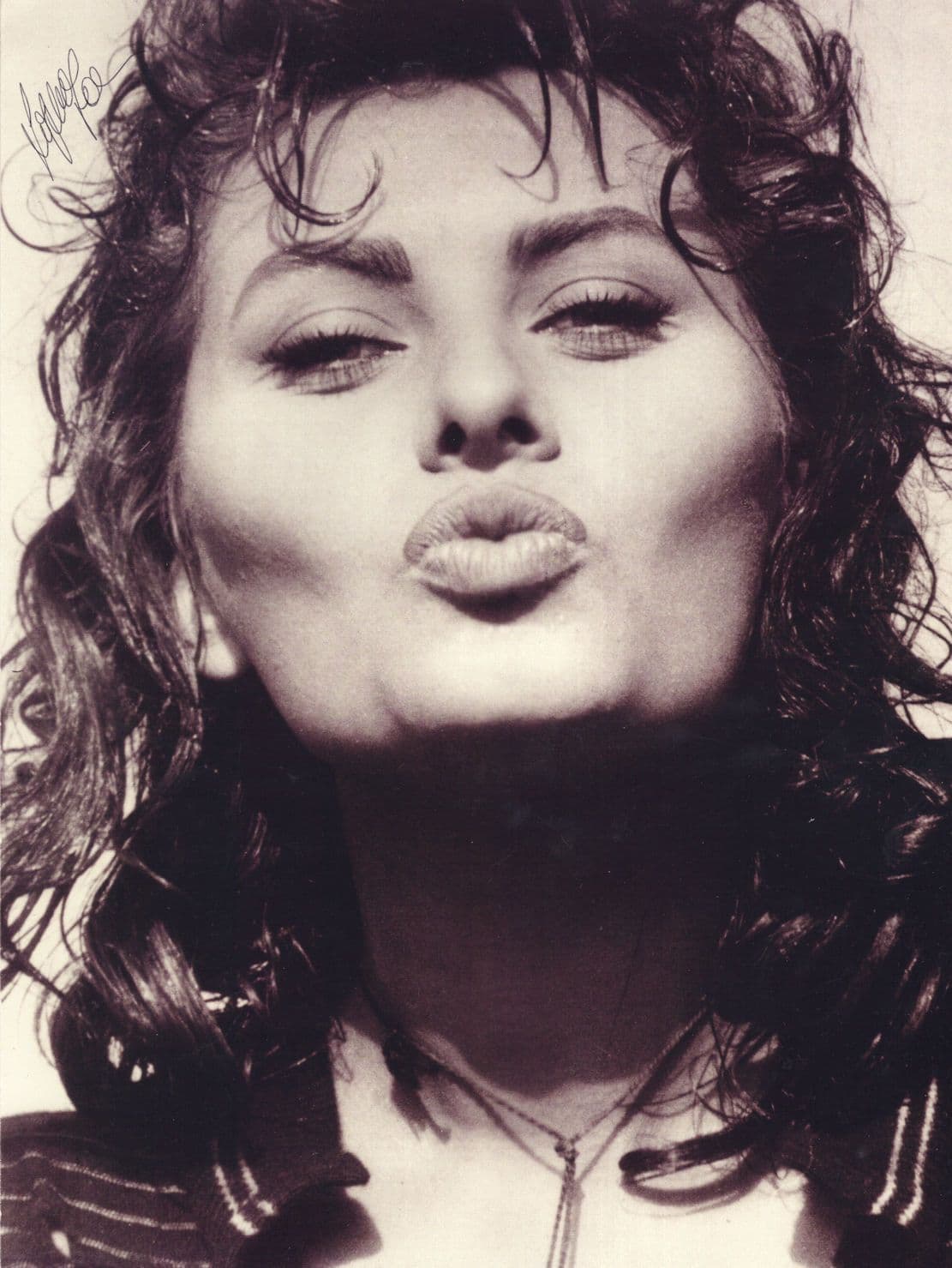 Sophia Loren Blowing A Kiss 10x8 Large Hand Signed Photo
