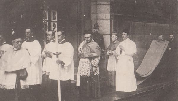 The Archbishop In Procession Of London Church Religious Vintage Postcard
