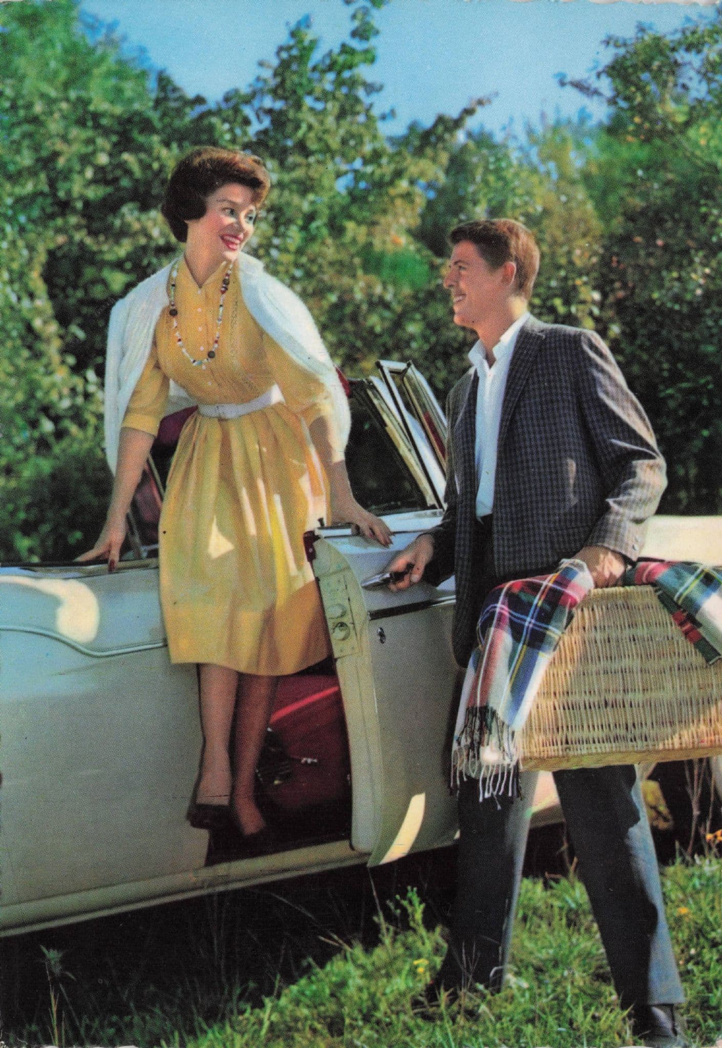 1960s American Family Picnic Day Out Summer Fashion Postcard