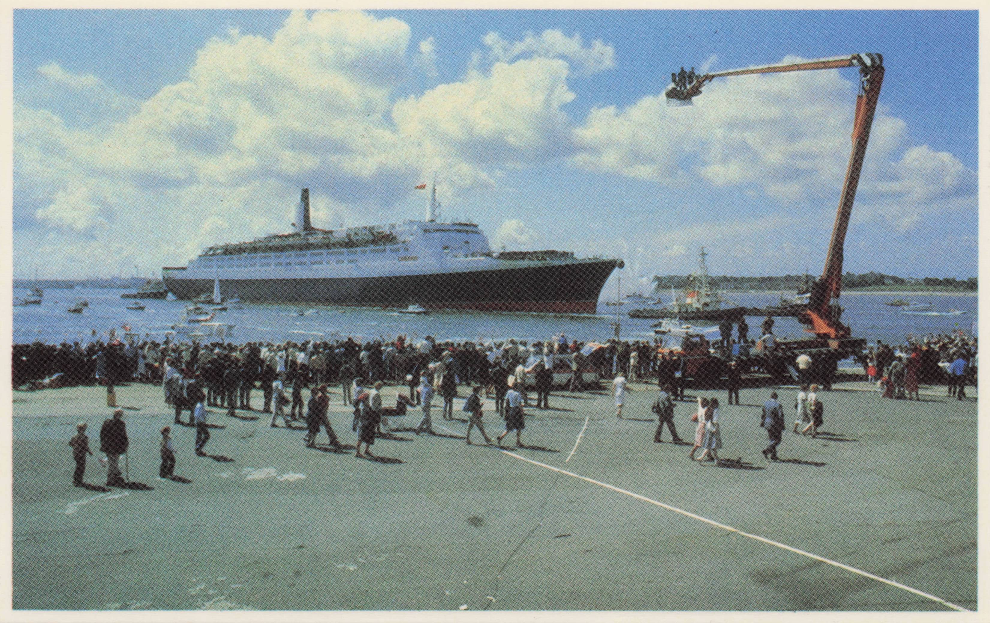 Falklands War HMS Coventry Survivors Return To Southampton Military Postcard