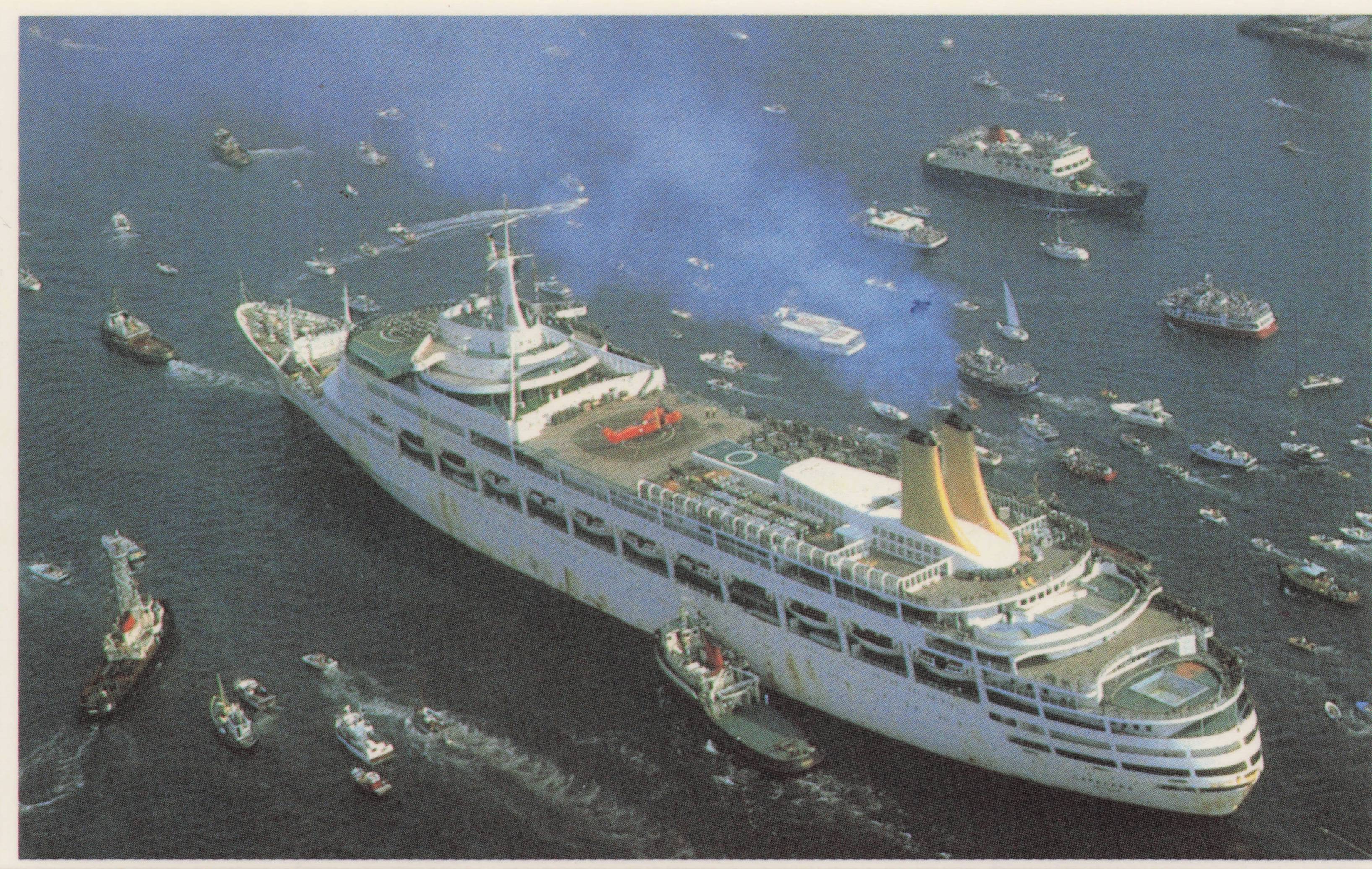 Falklands War SS Canberra Ship Returns To Southampton Docks Military Postcard