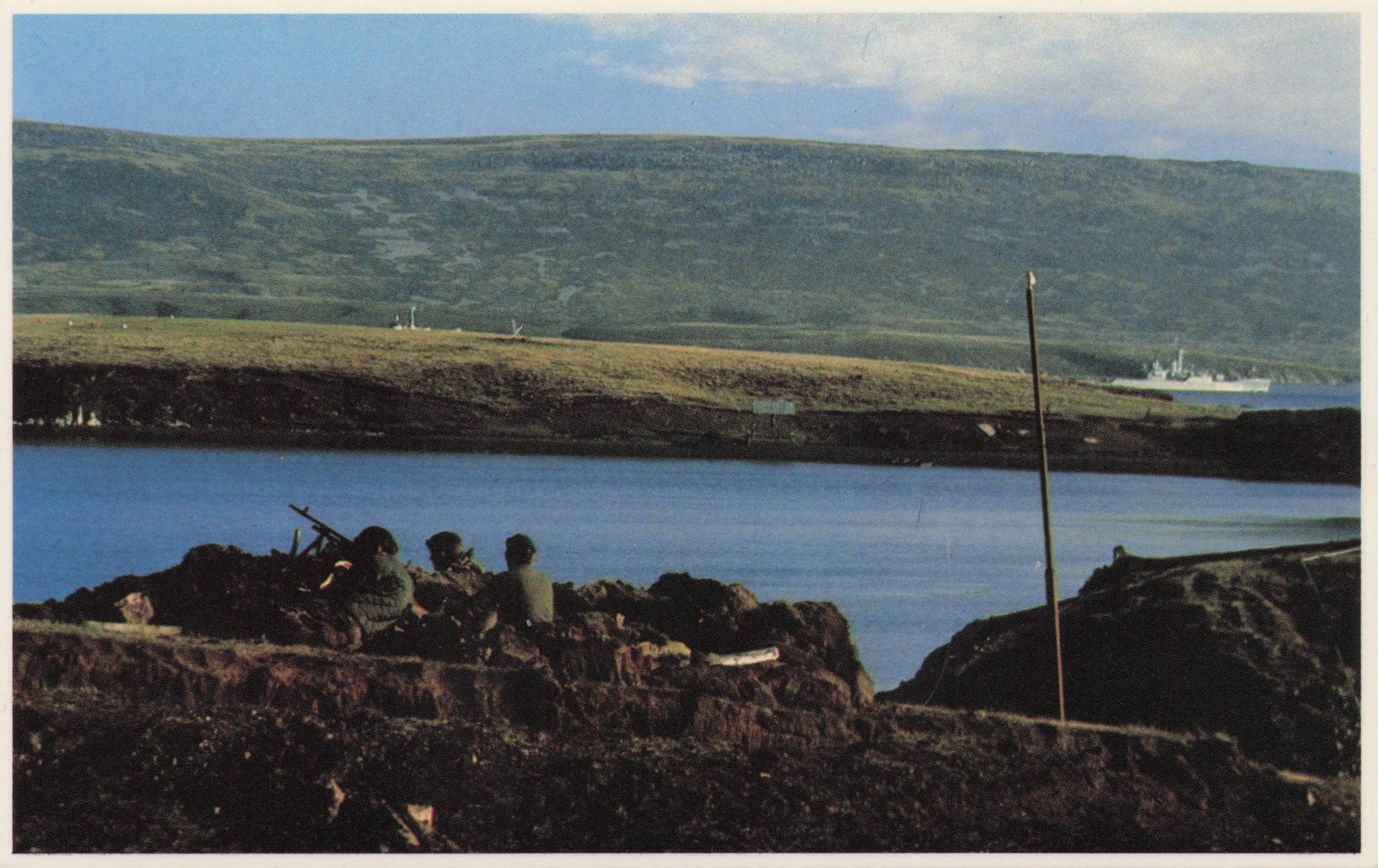 Falklands War San Carlos British Gunners React Enemy Fighters Military Postcard