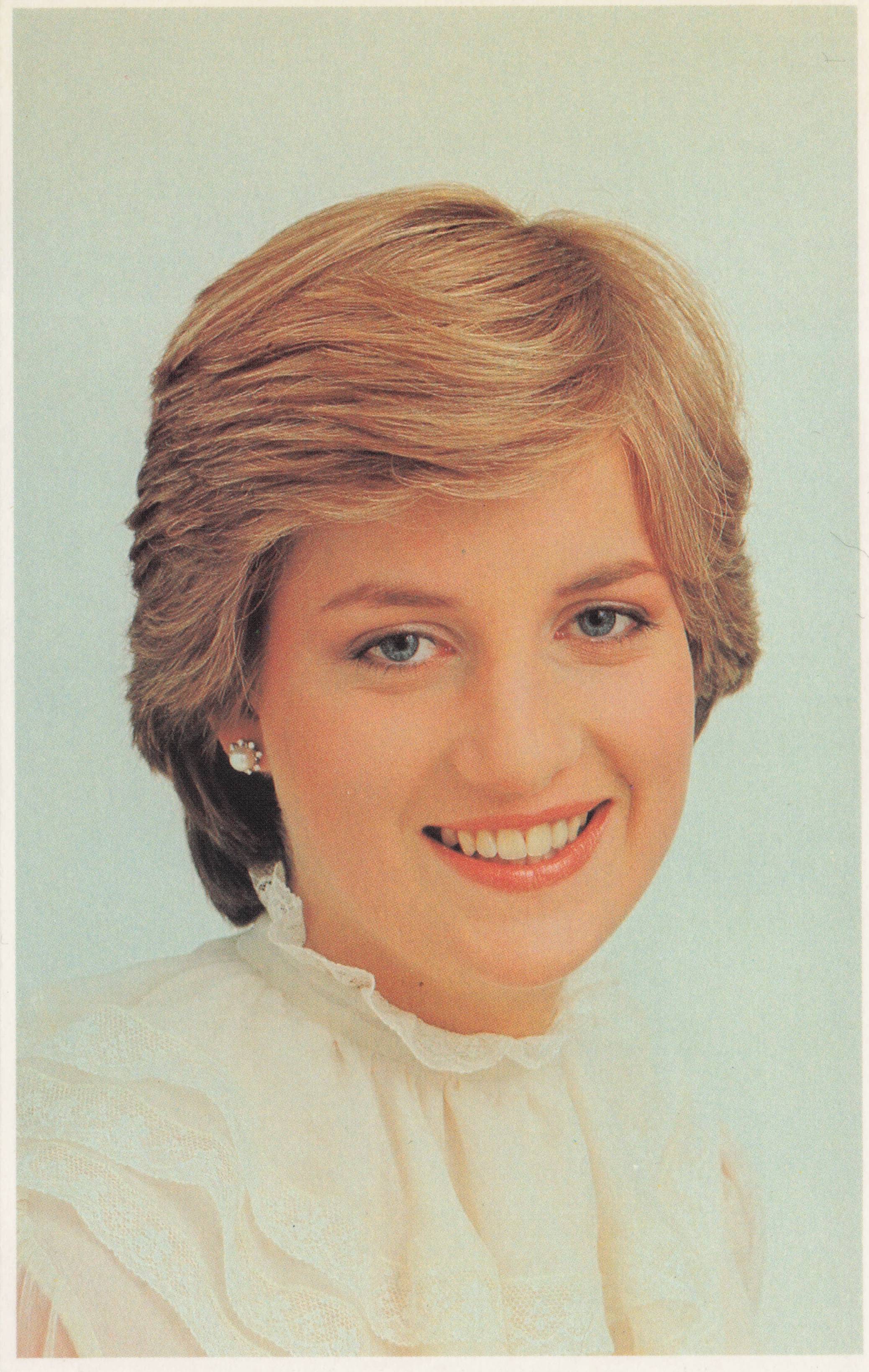 Princess Diana Beautiful Smile Lord Snowdon Royal 1981 Portrait Photo Postcard
