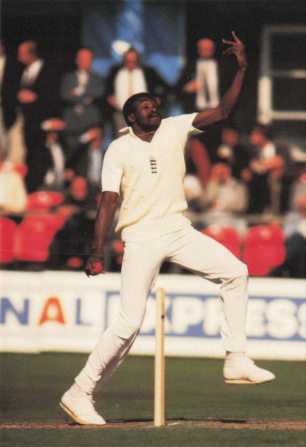 Gladstone Small Warwickshire Cricket Team England International Postcard