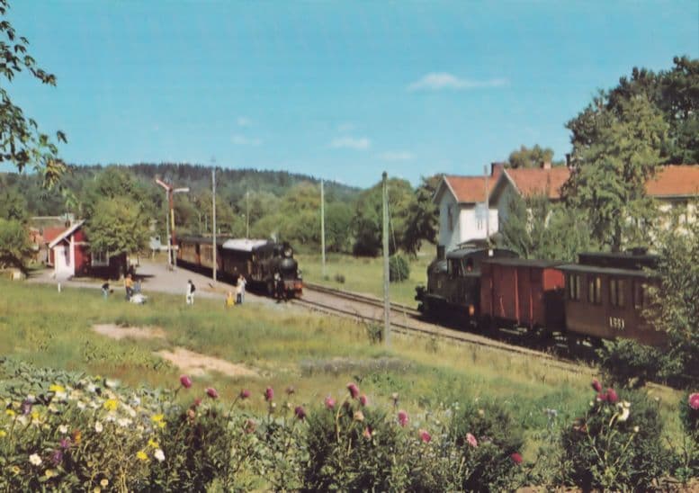 Anten Grafsnas 3039 Jarnvag Tagmote Pa Qvarnabo Swedish Station postcard