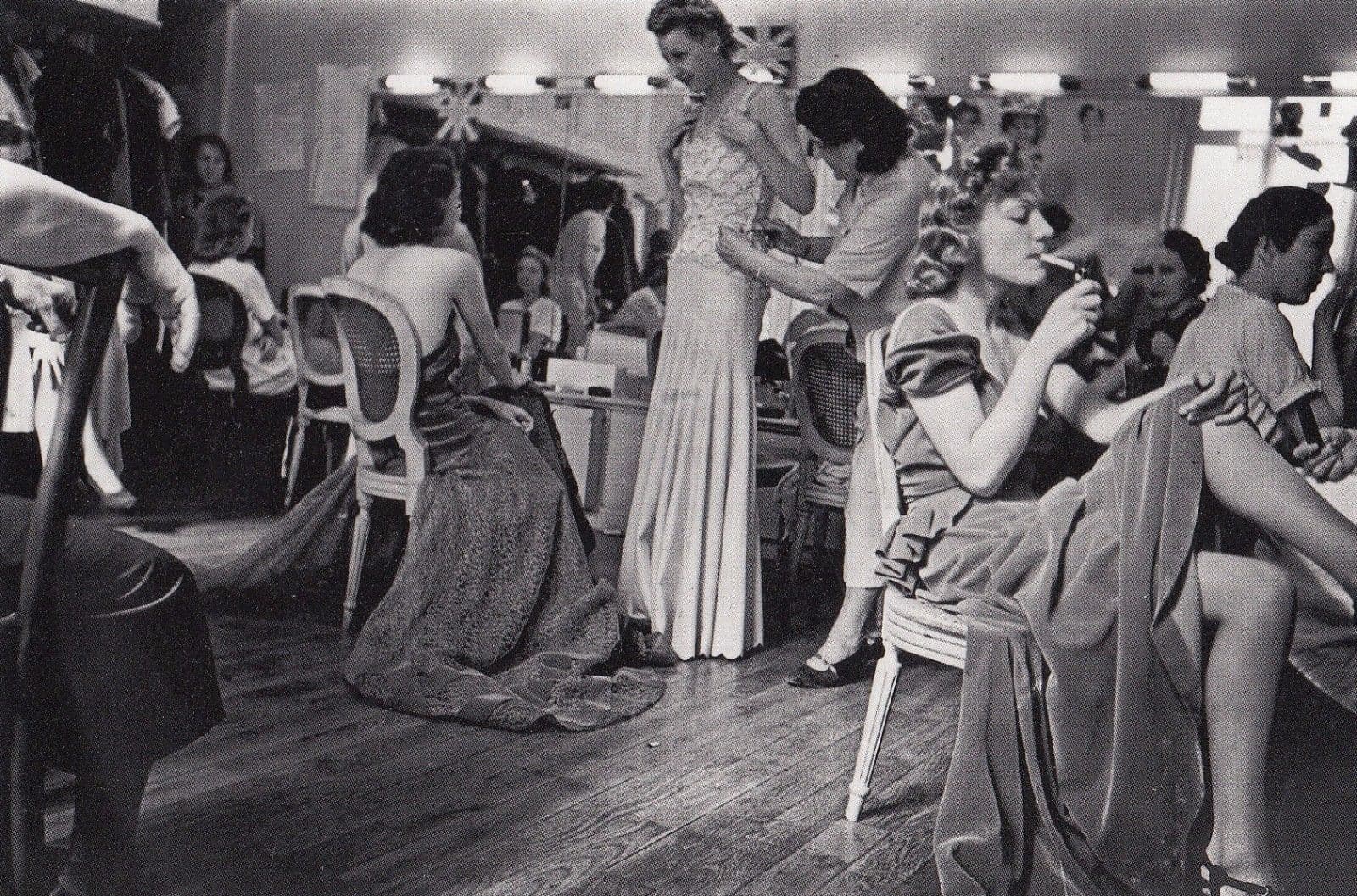 Aux Loges Des Mannequins Chez Paquin Lucien Aigner Paris Photo Award Postcard