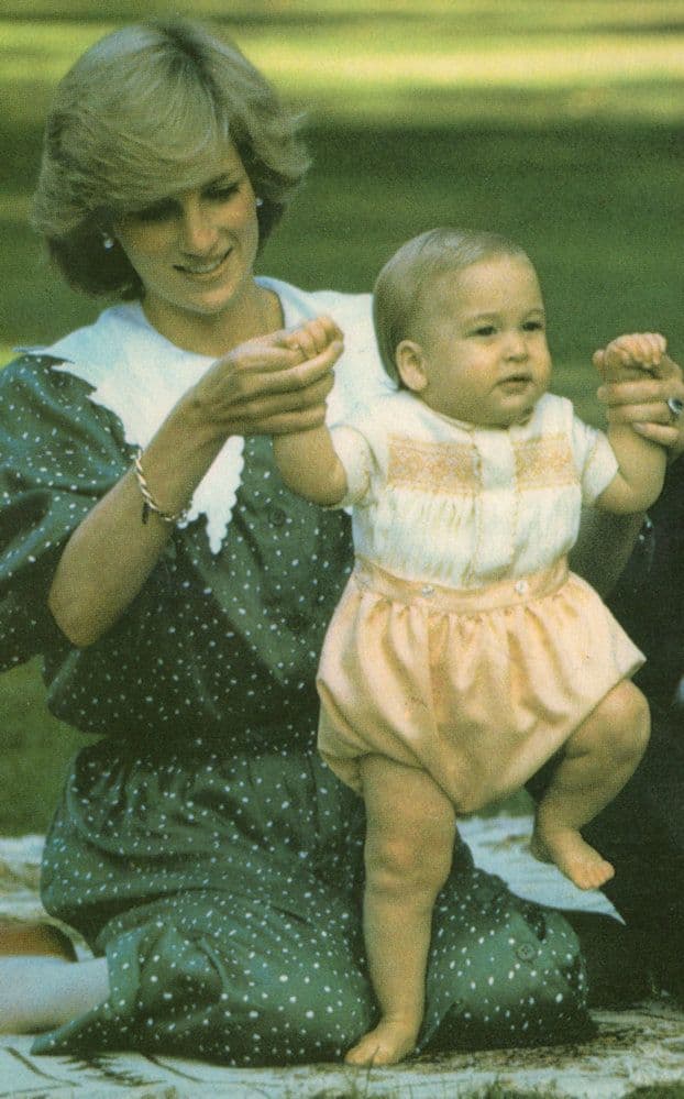 Baby Prince William First Steps in Australia 1983 Postcard