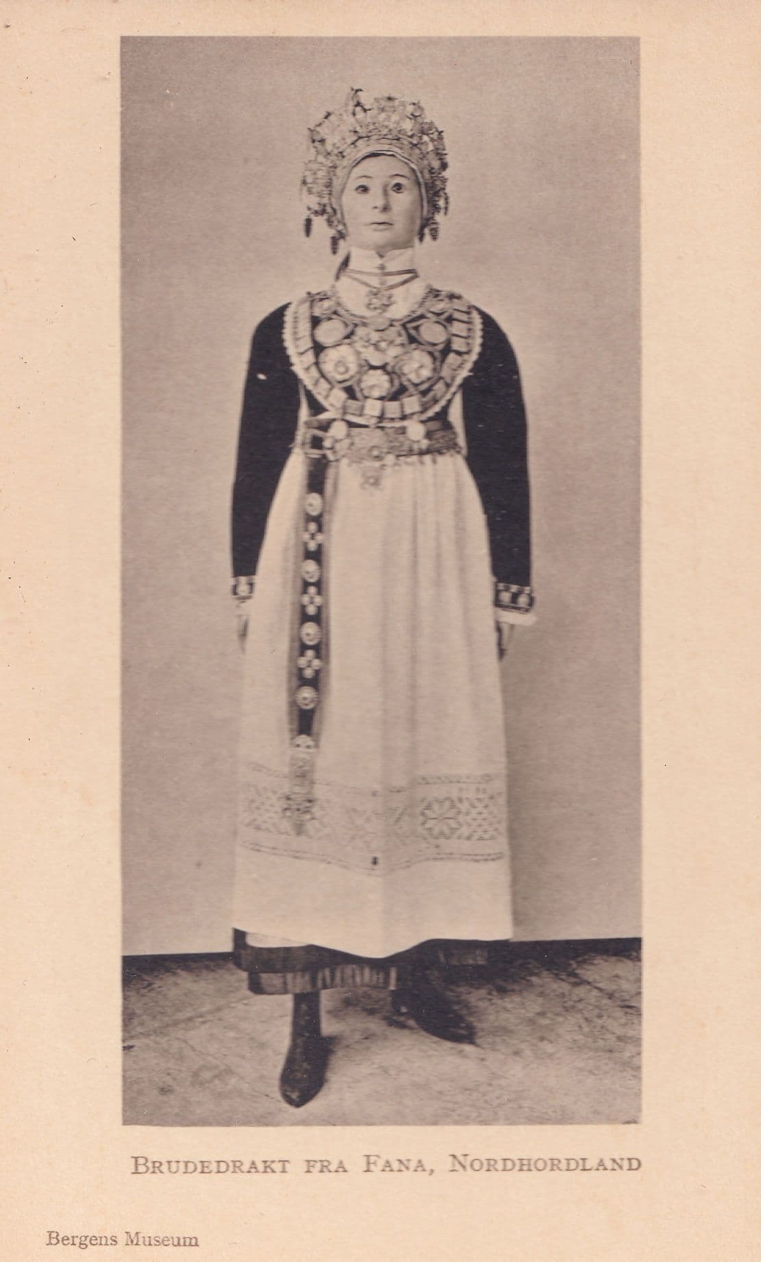 Brudedrakt Fra Fana Nordnorland Norway Bergens Statue Postcard