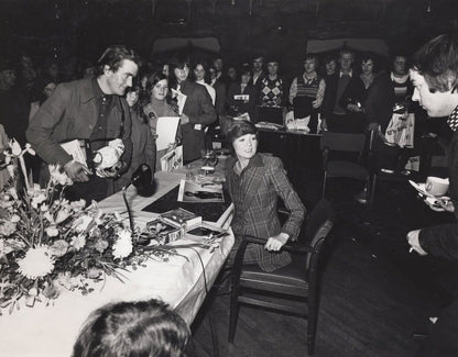 Cilla Black Signing Autographs 1973 Vintage 10x8 Press Photo