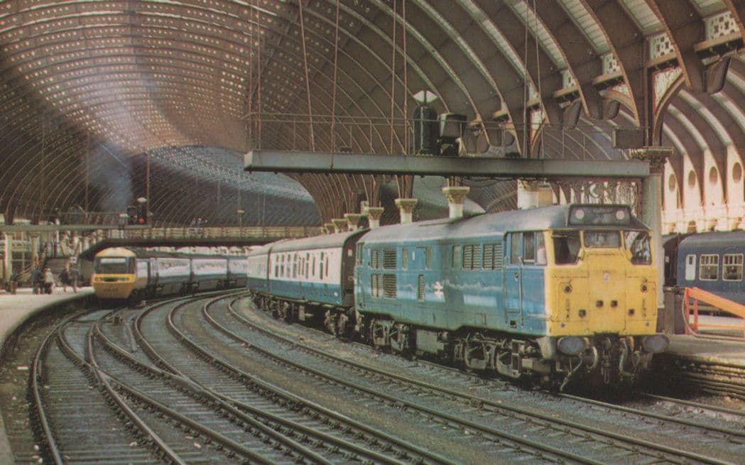 Class 31 no D5620 Train at York Railway Station 1980 Postcard