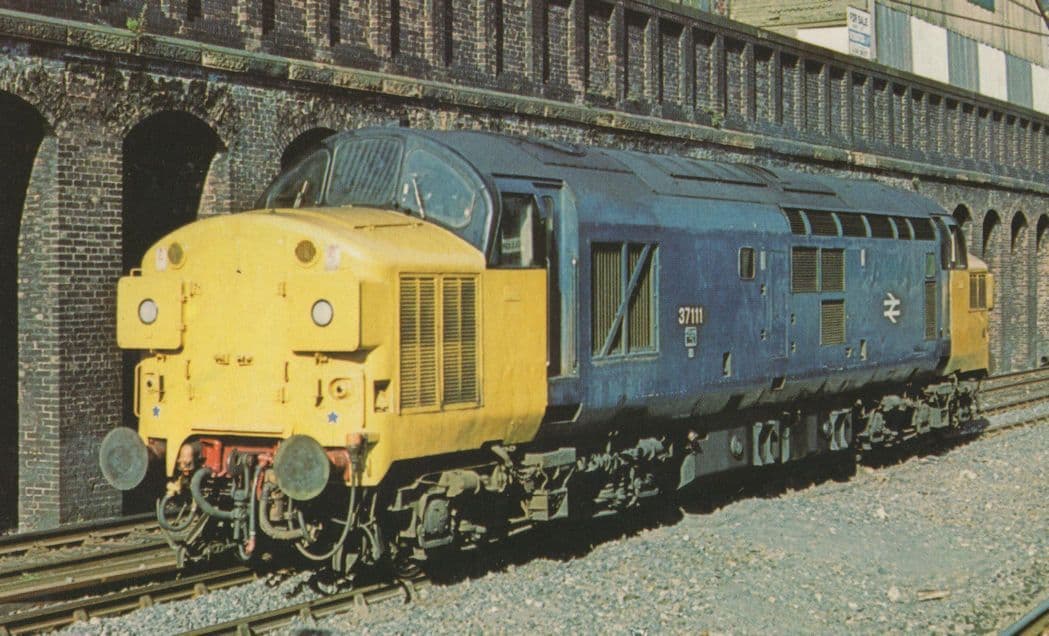 Class 37 D6811 Train at Bellgrove Glasgow Station 1981 Postcard