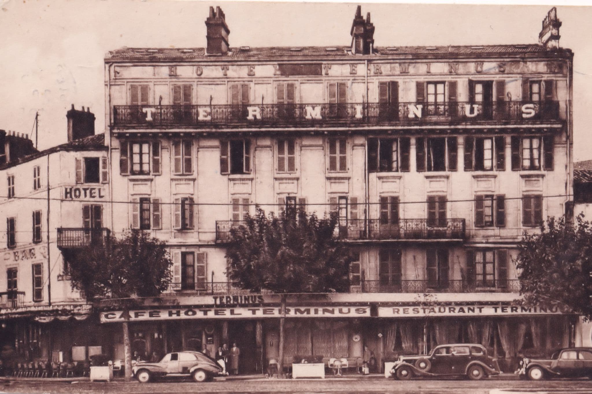 France Clermont Ferrand Hotel Terminus Restaurant Vintage Car Postcard