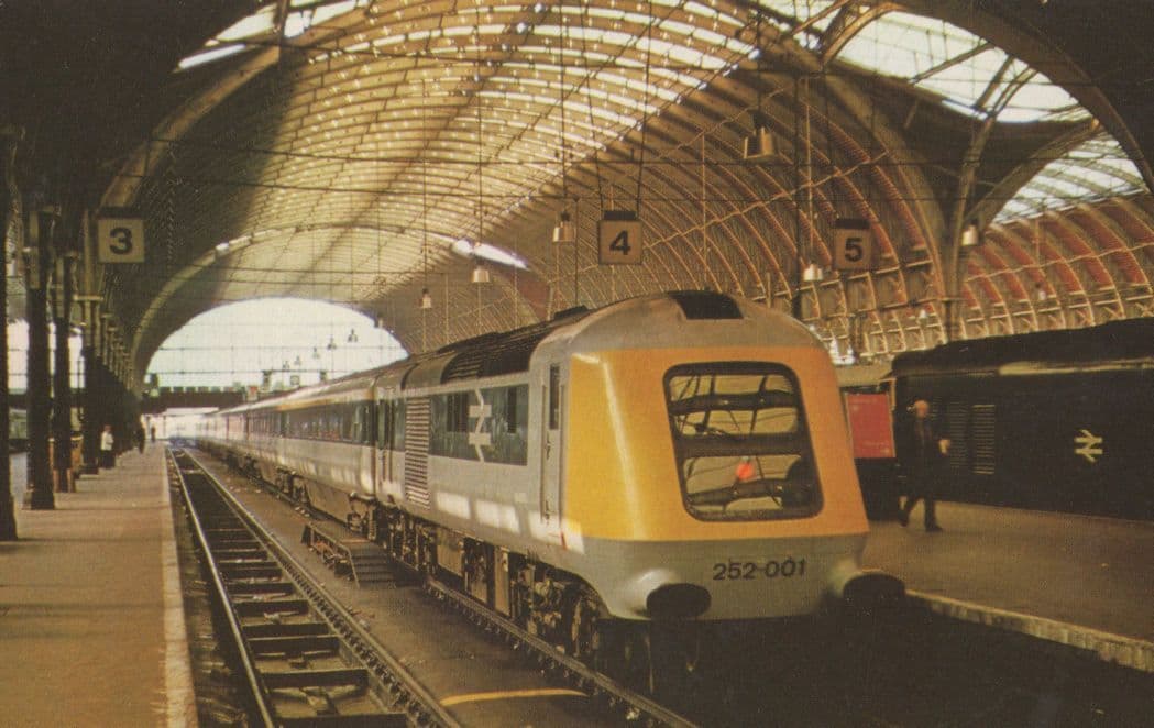 HST no 252001 Train at Paddington Railway Station Bristol Postcard