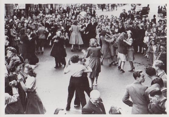 London Regent Street Dancing Party End Of War Celebrations Military WW2 Postcard
