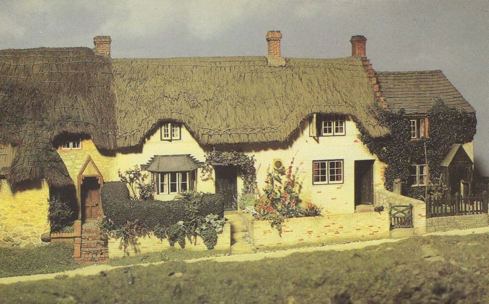 Pendon Parvis Thatched Cottages Model Railway Oxon Postcard